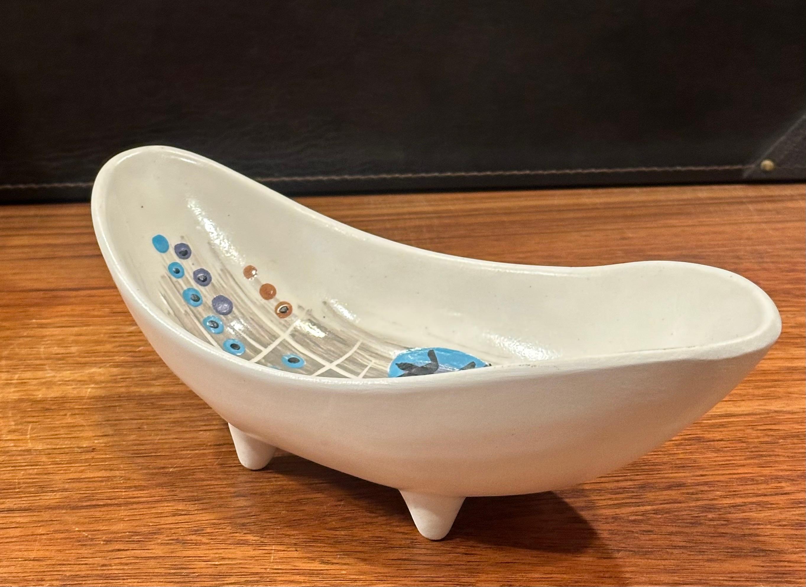 Dipinto a mano Ciotola con piede in ceramica modernista / Catch All di Richard Saar in vendita