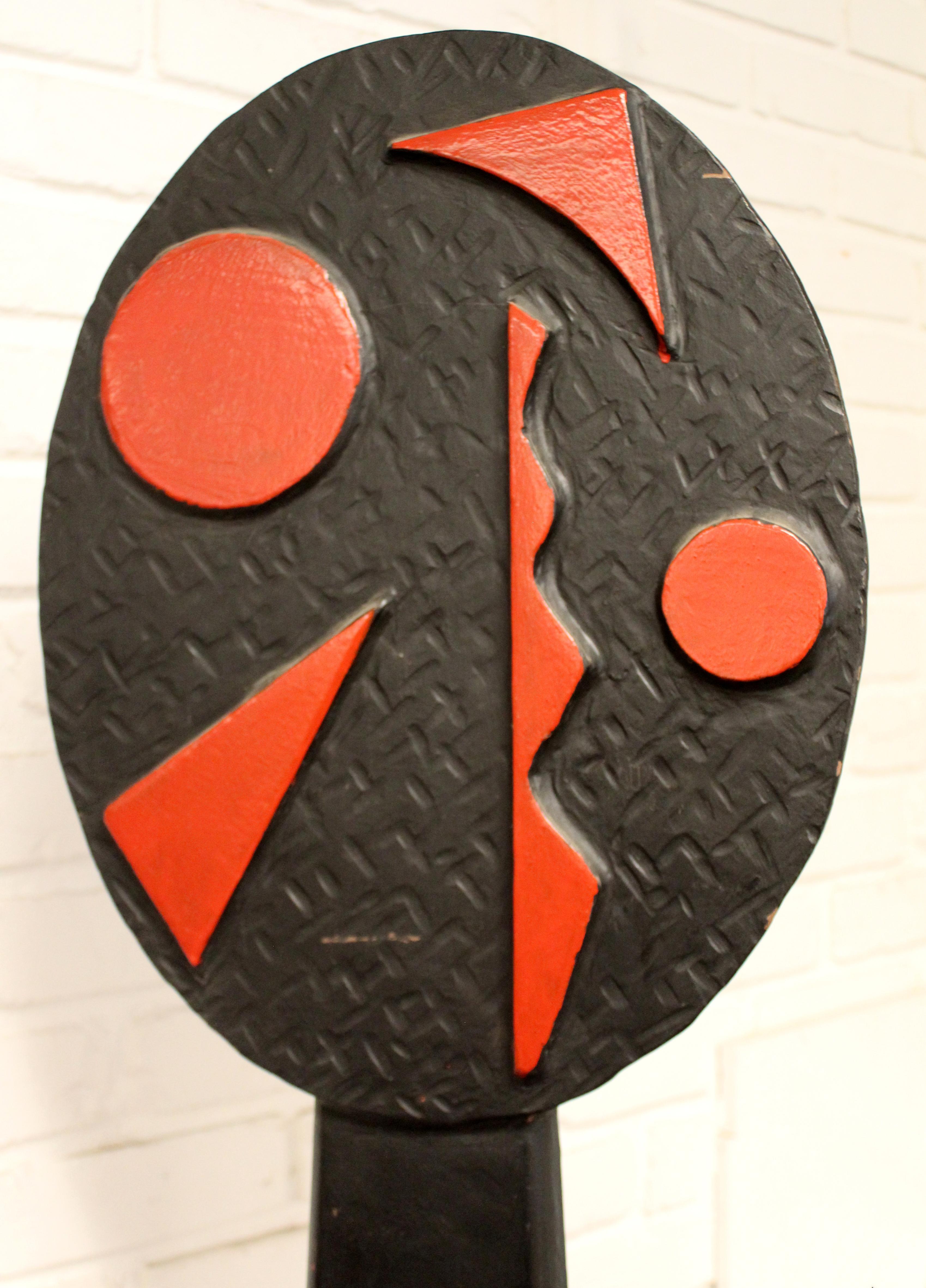 For your consideration is a modernist, forged black and red metal, abstract, indoor or outdoor floor sculpture, by Robert D. Hansen, circa 2000s. In excellent condition. The dimensions are 14