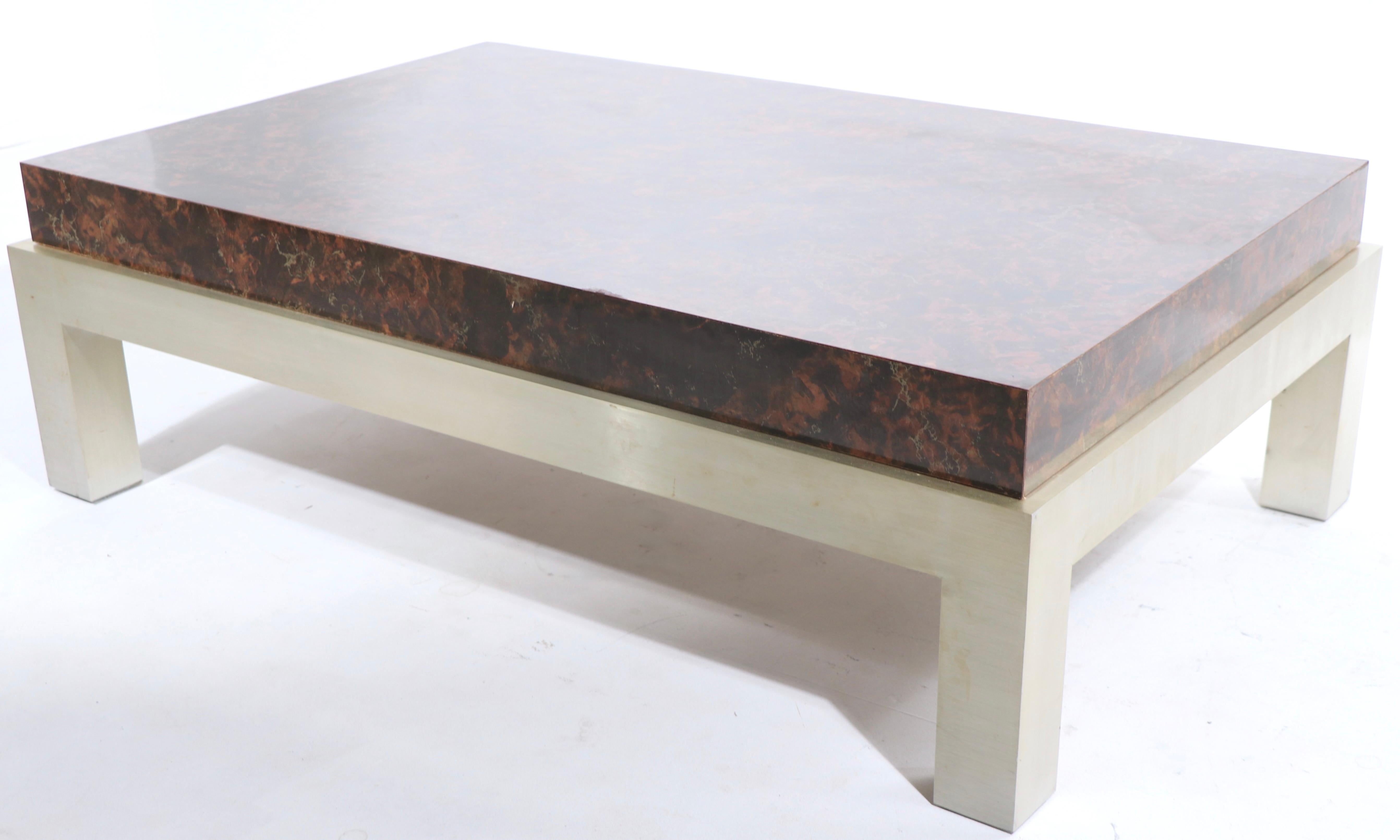 Table basse moderniste en formica et aluminium d'après Mayen en vente 3