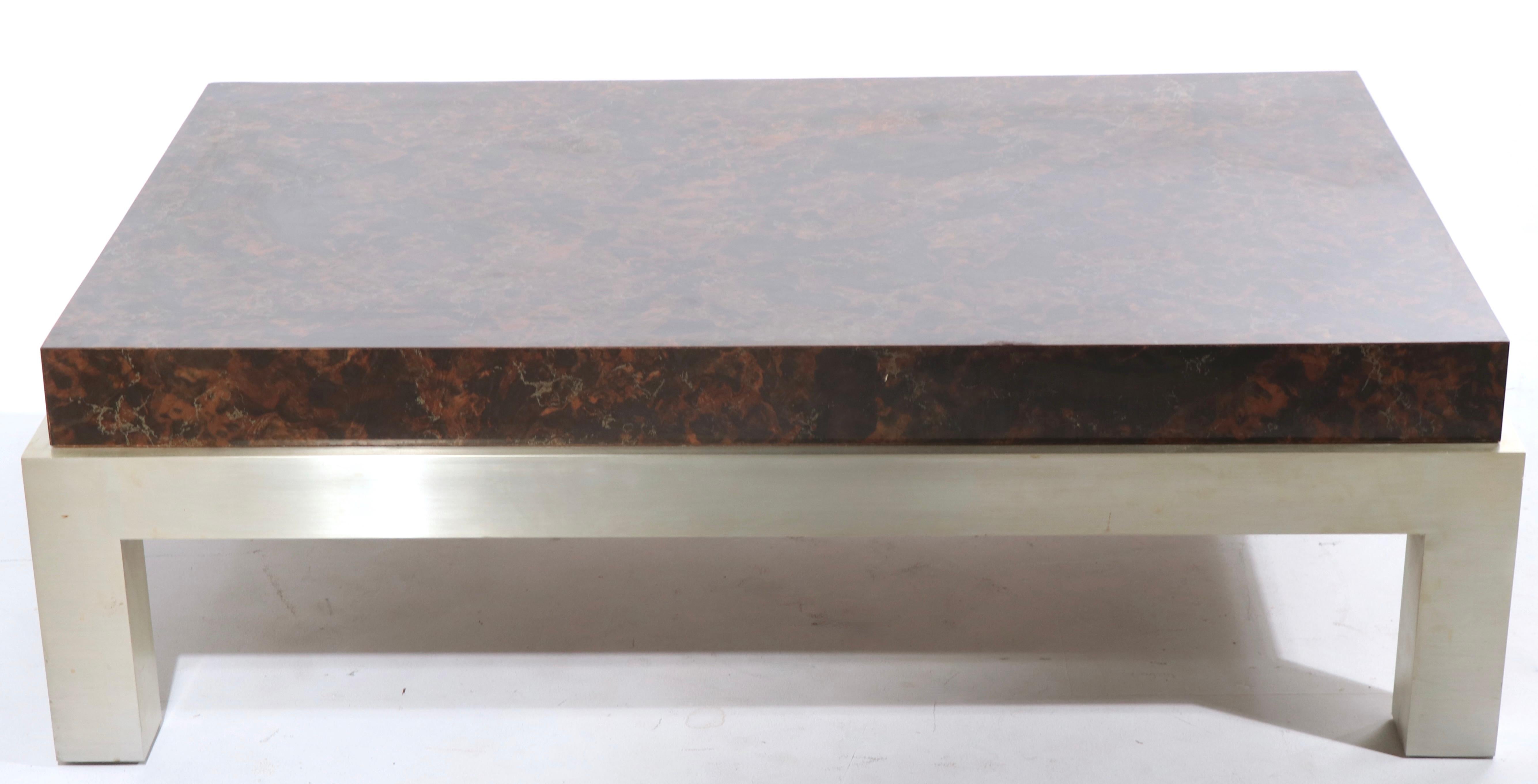 Table basse moderniste en formica et aluminium d'après Mayen en vente 5