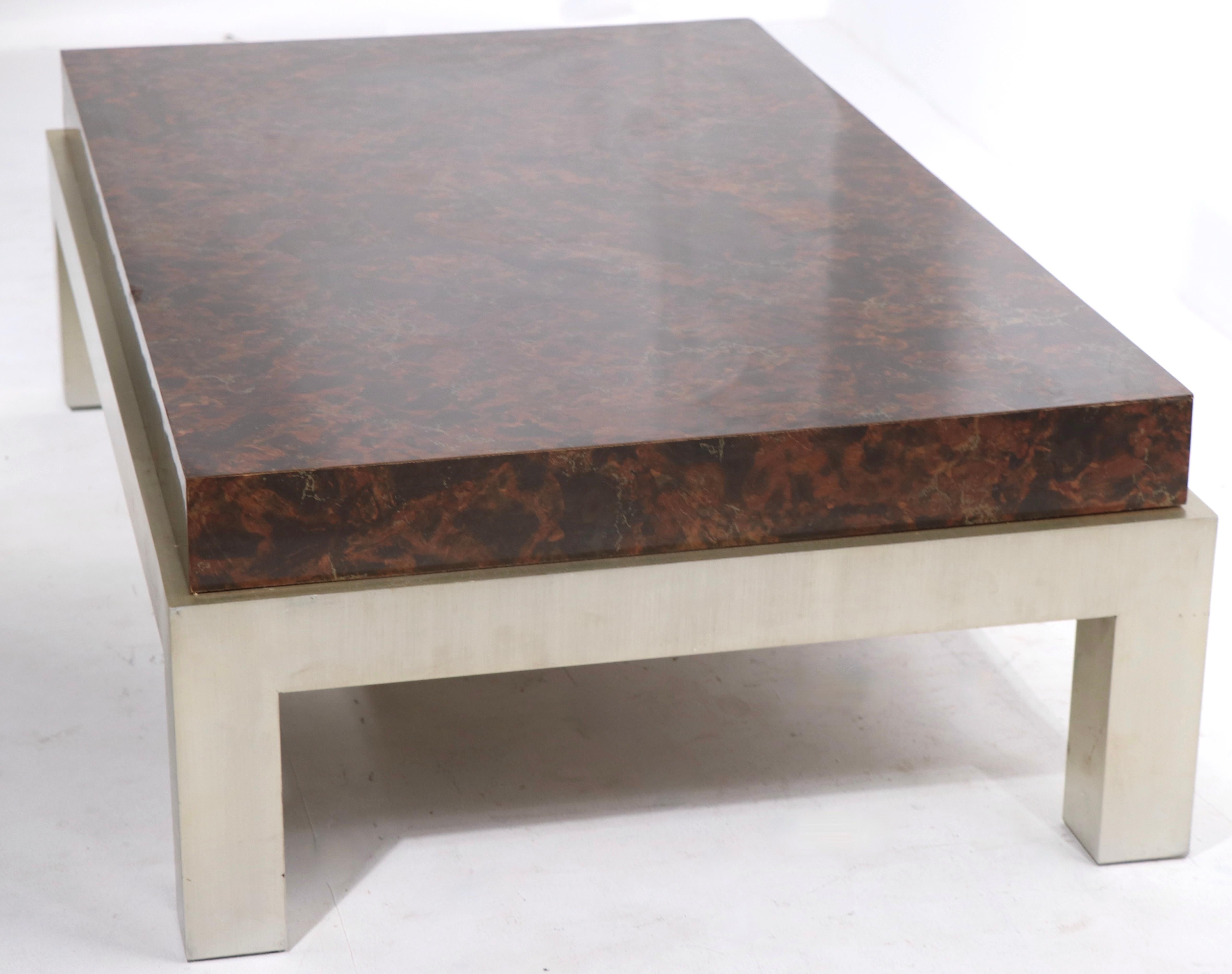 Table basse moderniste en formica et aluminium d'après Mayen en vente 6