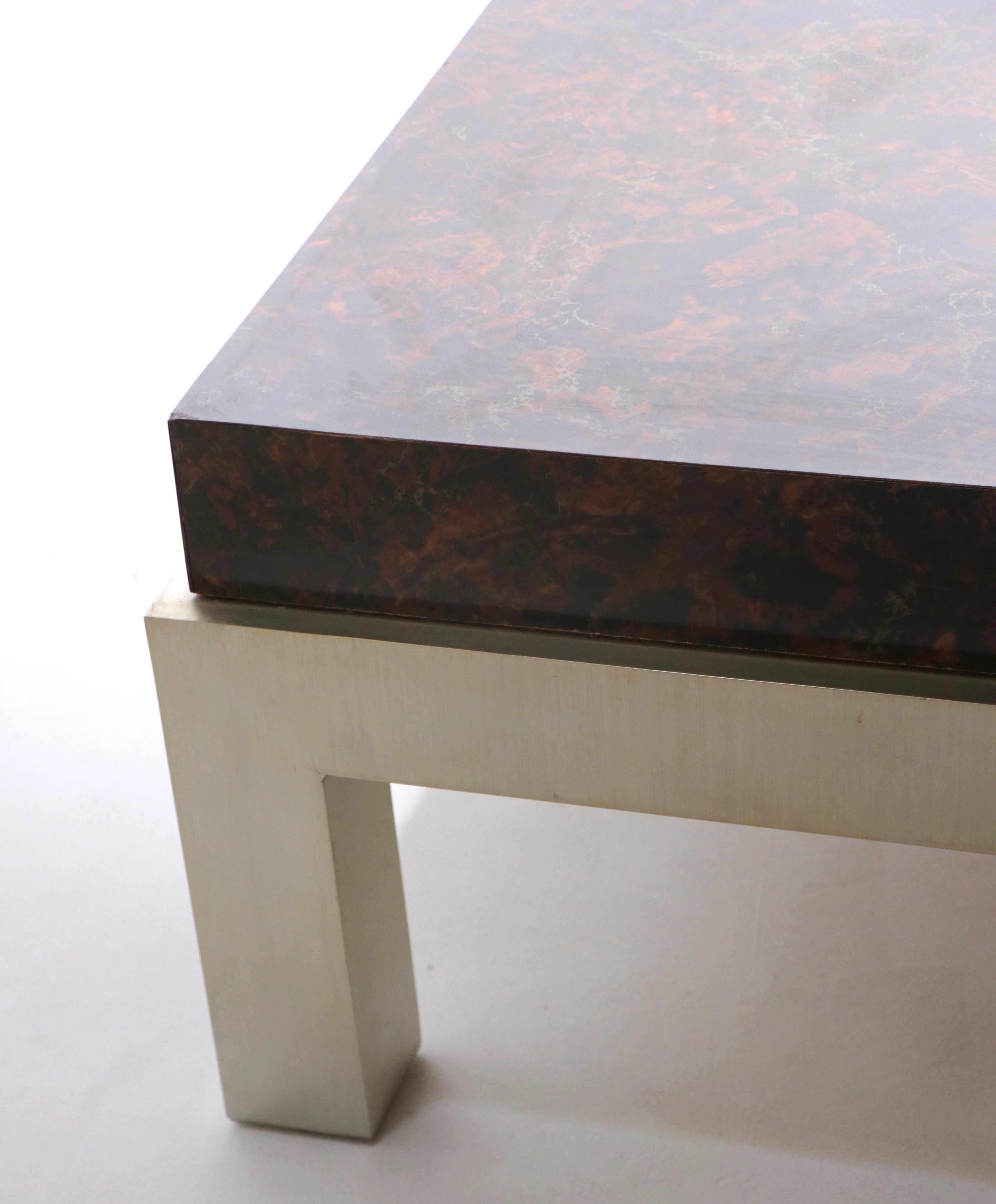 Schicker architektonischer Couchtisch mit einer rechteckigen Platte aus Formica-Marmorimitat auf einem rechteckigen Sockel aus gebürstetem Aluminium. Der Tisch ist in einem sehr guten Originalzustand, das Formica hat ein paar kleine reparierte