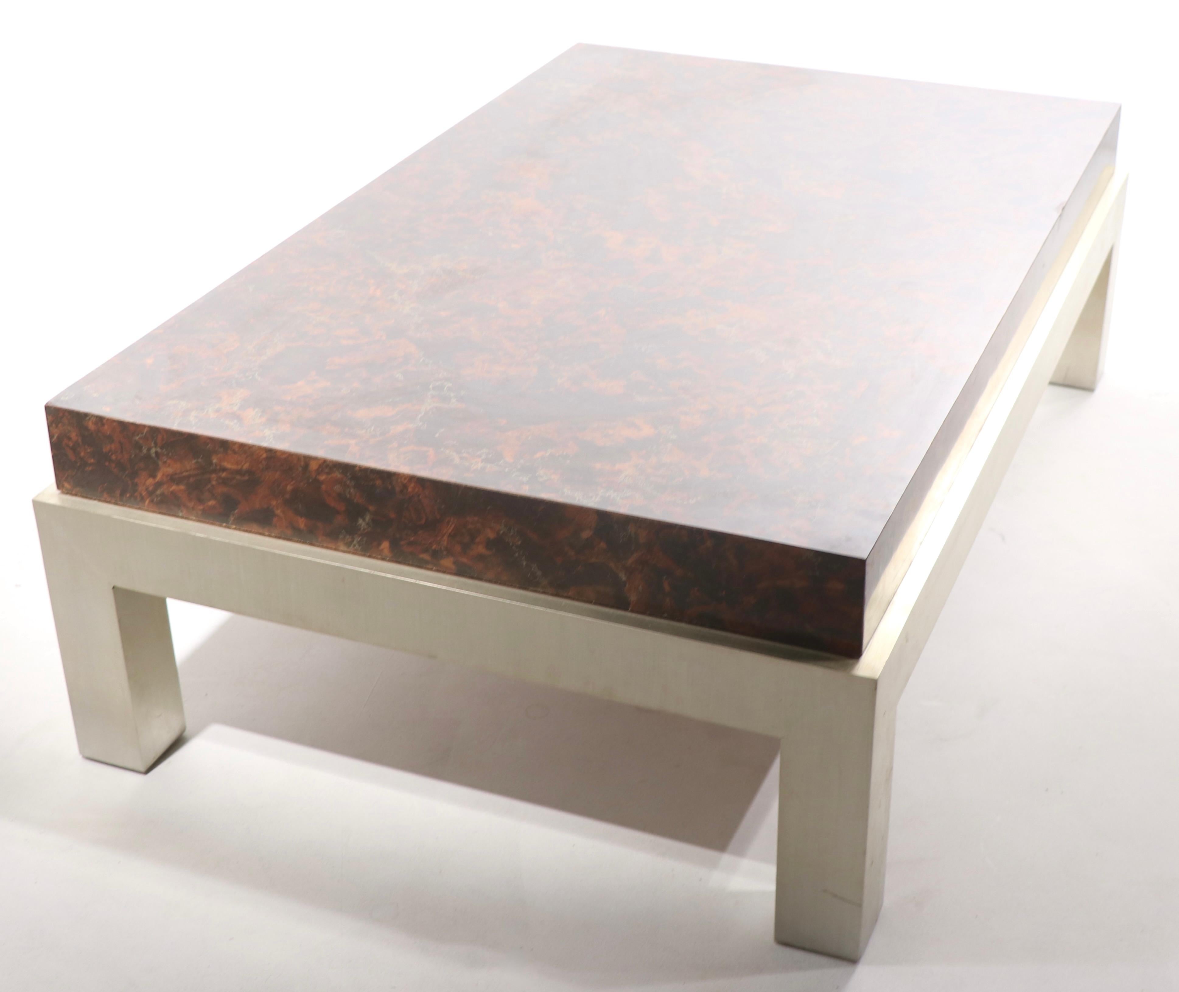 Table basse moderniste en formica et aluminium d'après Mayen Bon état - En vente à New York, NY