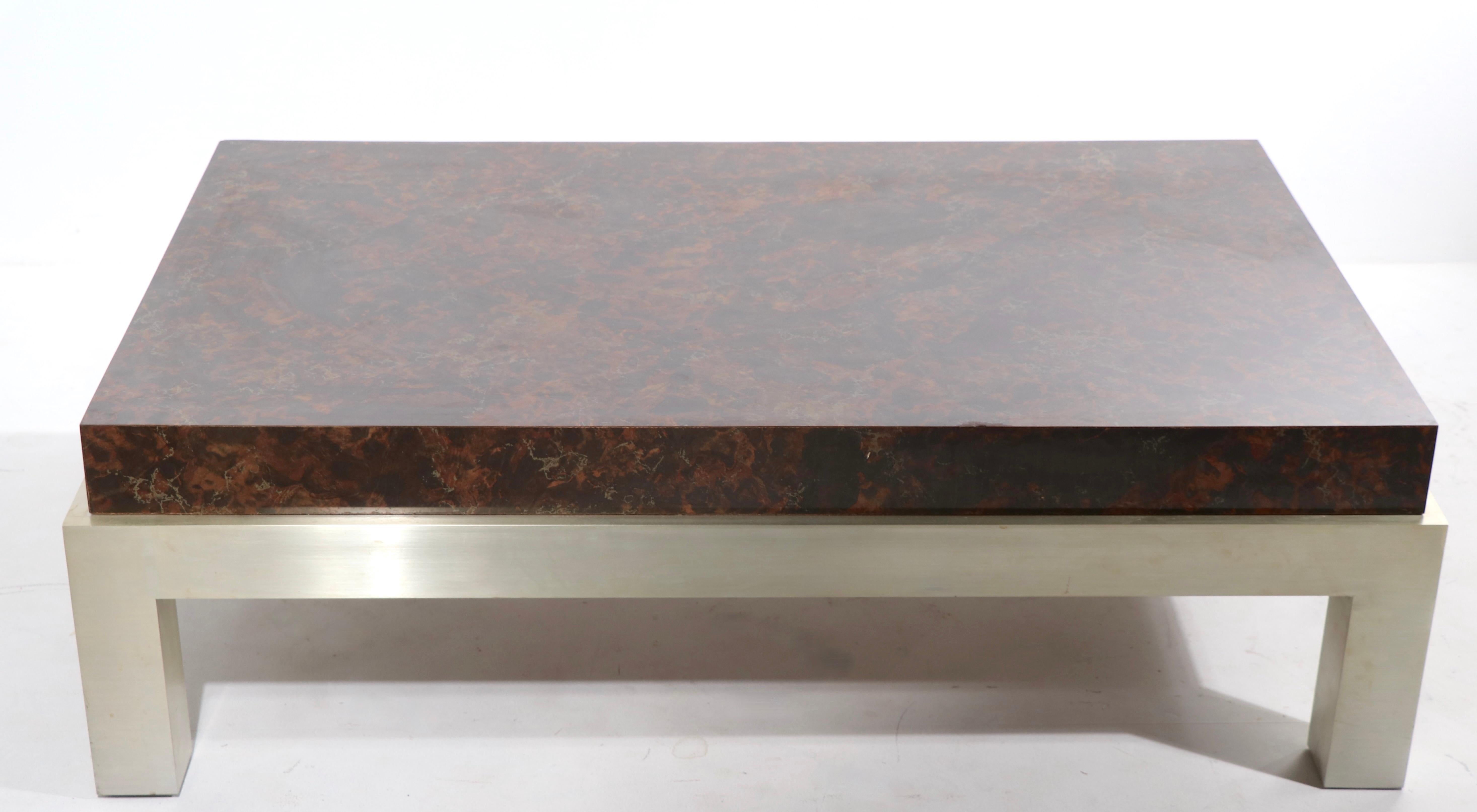 Table basse moderniste en formica et aluminium d'après Mayen en vente 1