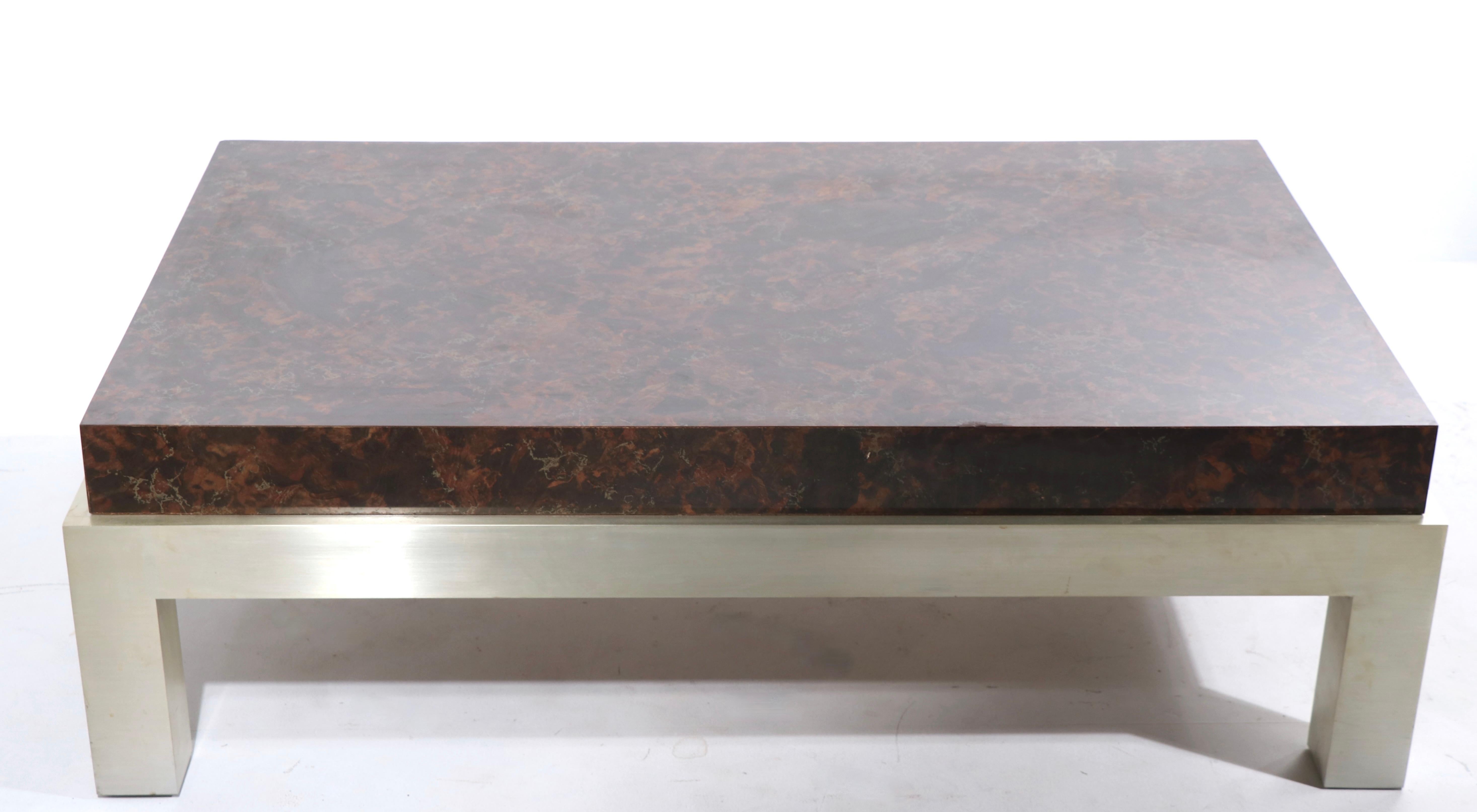 Table basse moderniste en formica et aluminium d'après Mayen en vente 2