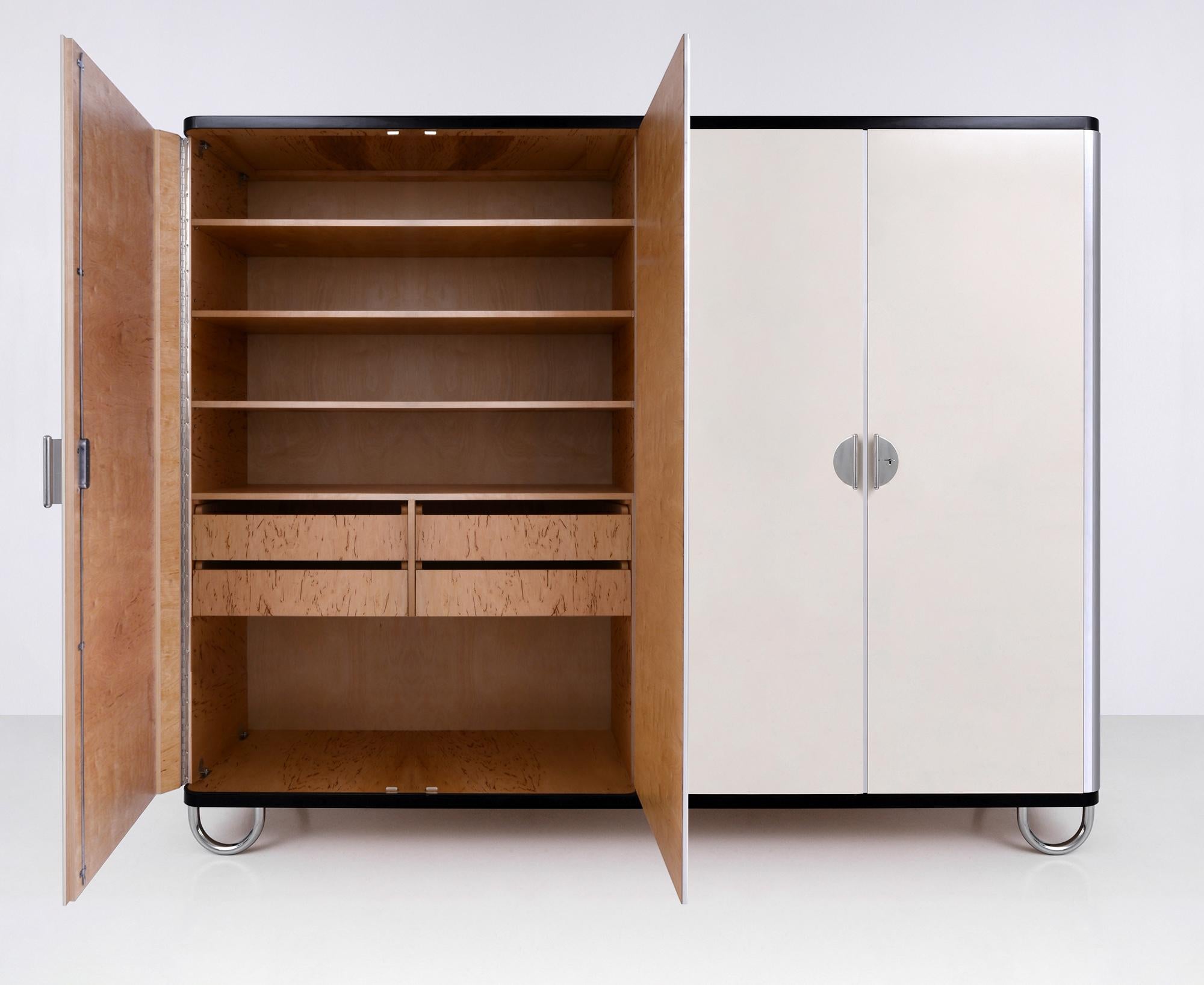 Moderne Armoire moderniste à quatre portes, métal chromé, laque brillante, sur mesure en vente