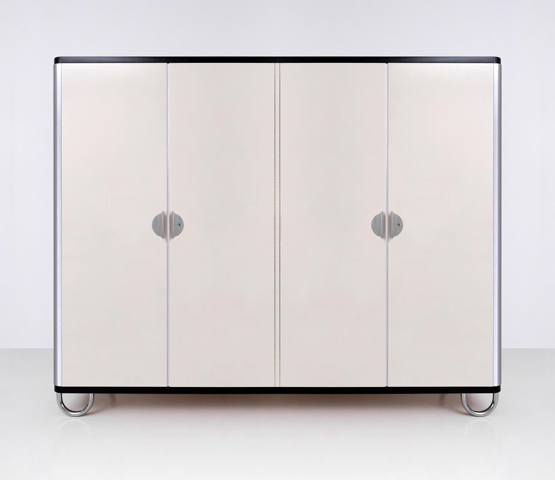 Laqué Armoire moderniste à quatre portes, métal chromé, laque brillante, sur mesure en vente