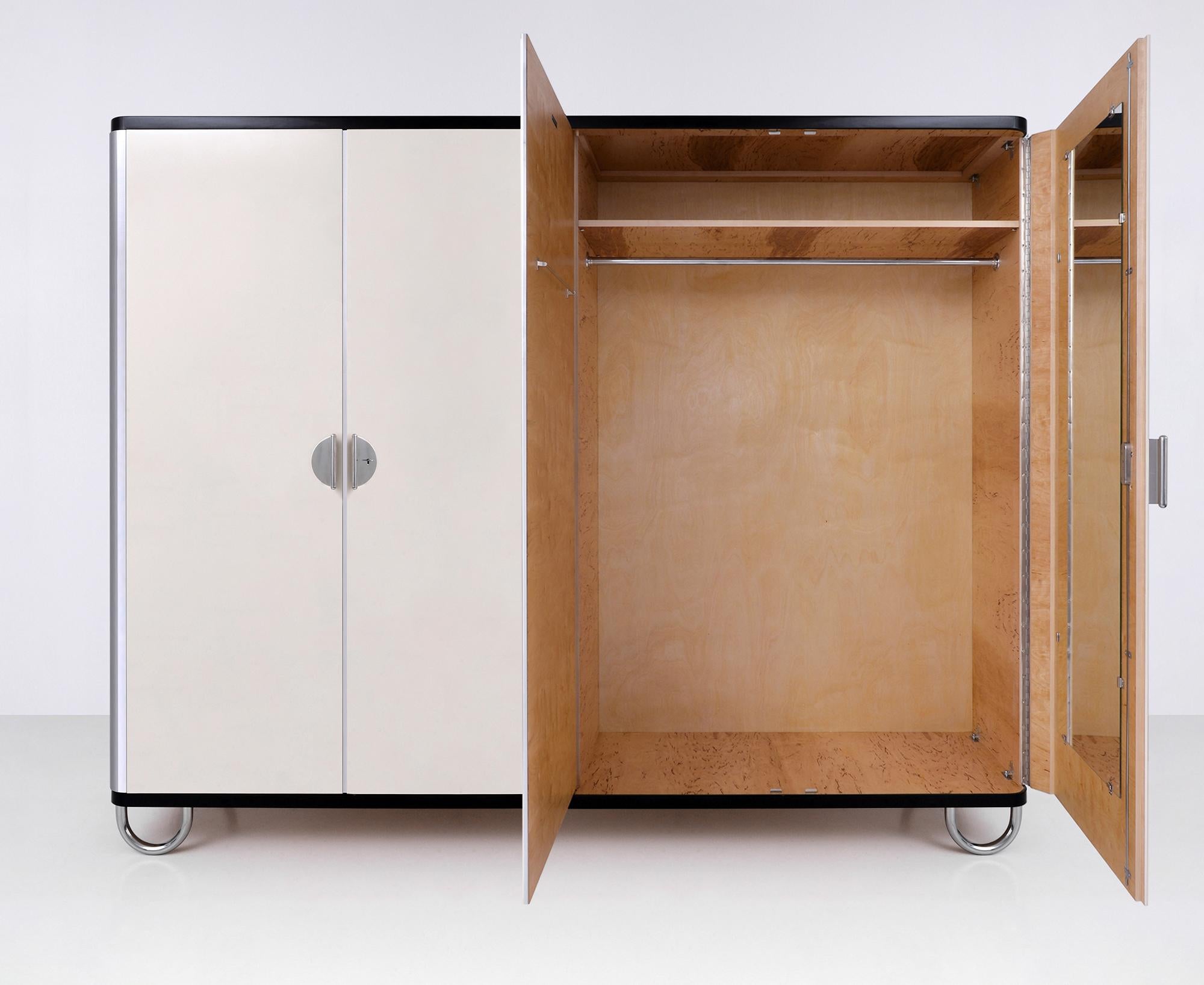 Allemand Armoire moderniste à quatre portes, métal chromé, laque brillante, sur mesure en vente