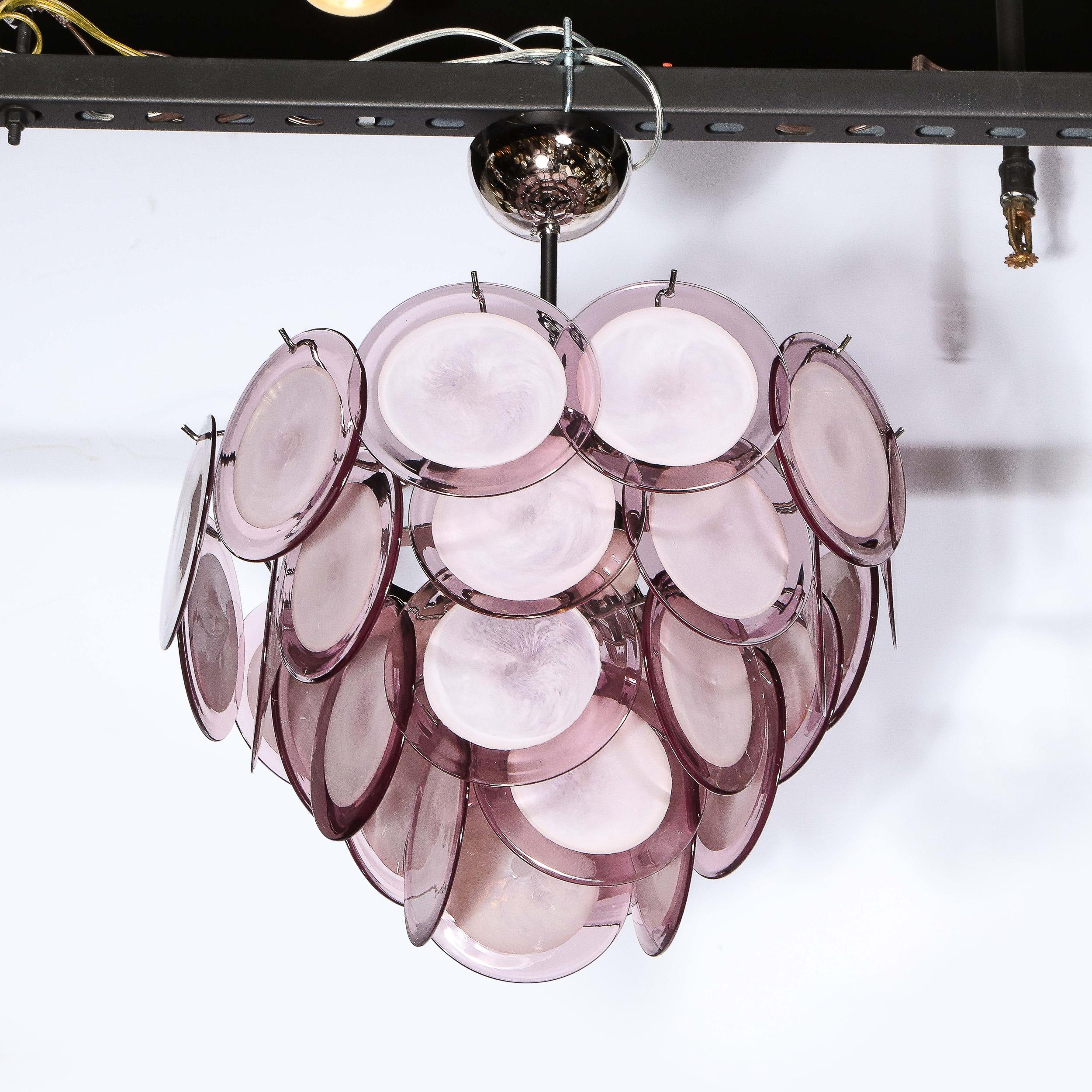 XXIe siècle et contemporain Lustre moderniste à quatre niveaux en améthyste de Murano soufflée à la main avec raccords chromés en vente