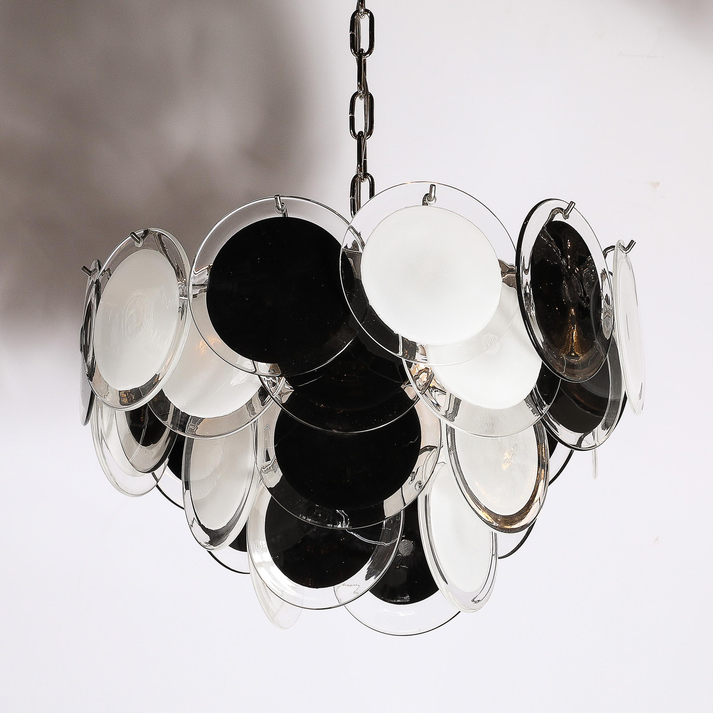 Italiano Lampadario modernista a disco di Murano soffiato a mano a quattro livelli in bianco e nero in vendita