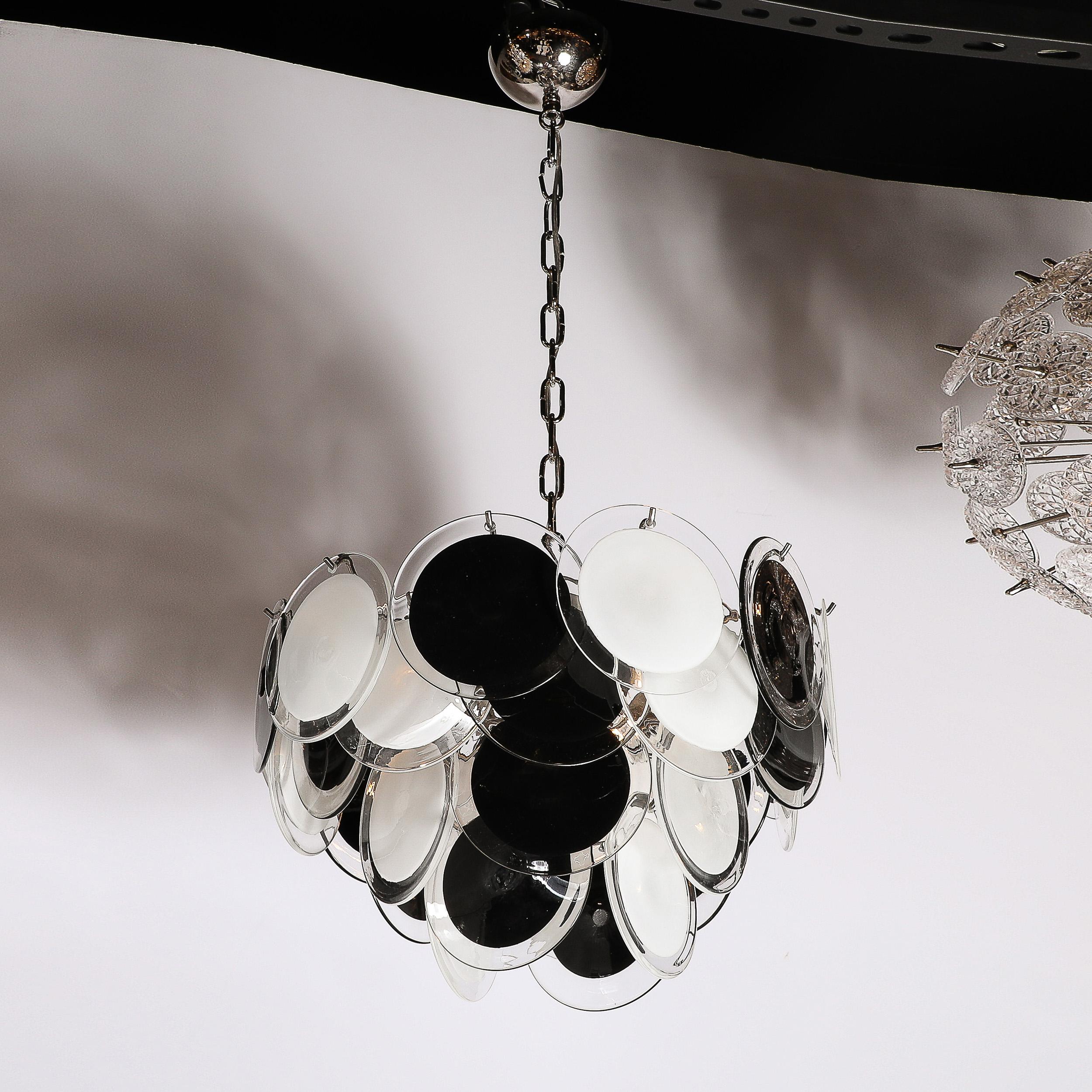 XXI secolo e contemporaneo Lampadario modernista a disco di Murano soffiato a mano a quattro livelli in bianco e nero in vendita