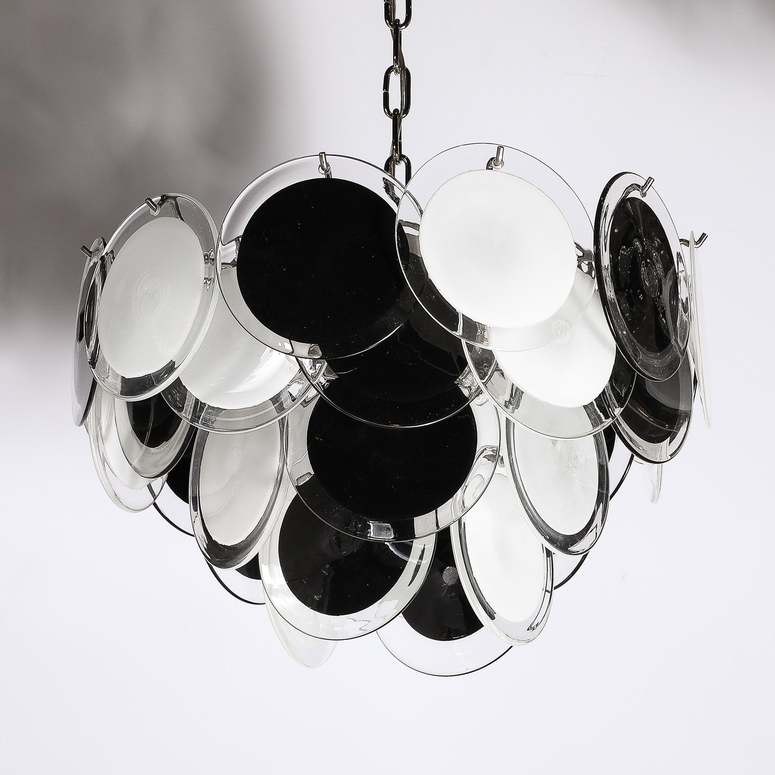Vetro di Murano Lampadario modernista a disco di Murano soffiato a mano a quattro livelli in bianco e nero in vendita