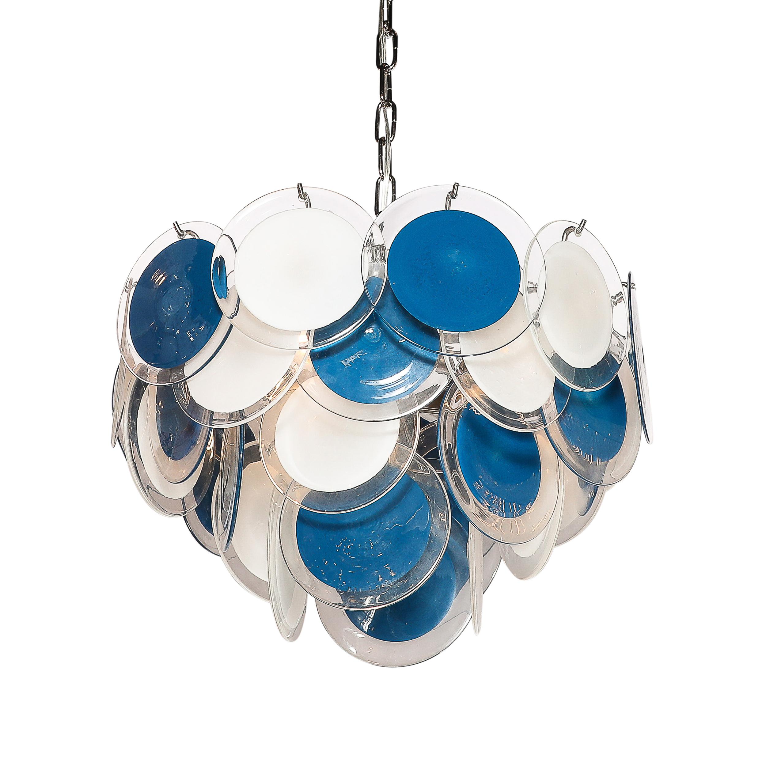Illumina il tuo spazio con il lampadario a disco modernista a quattro piani in vetro di Murano, proveniente dall'Italia nel XXI secolo. Questo lampadario è uno splendido esempio di artigianato contemporaneo che si fonde con un'eleganza senza tempo,