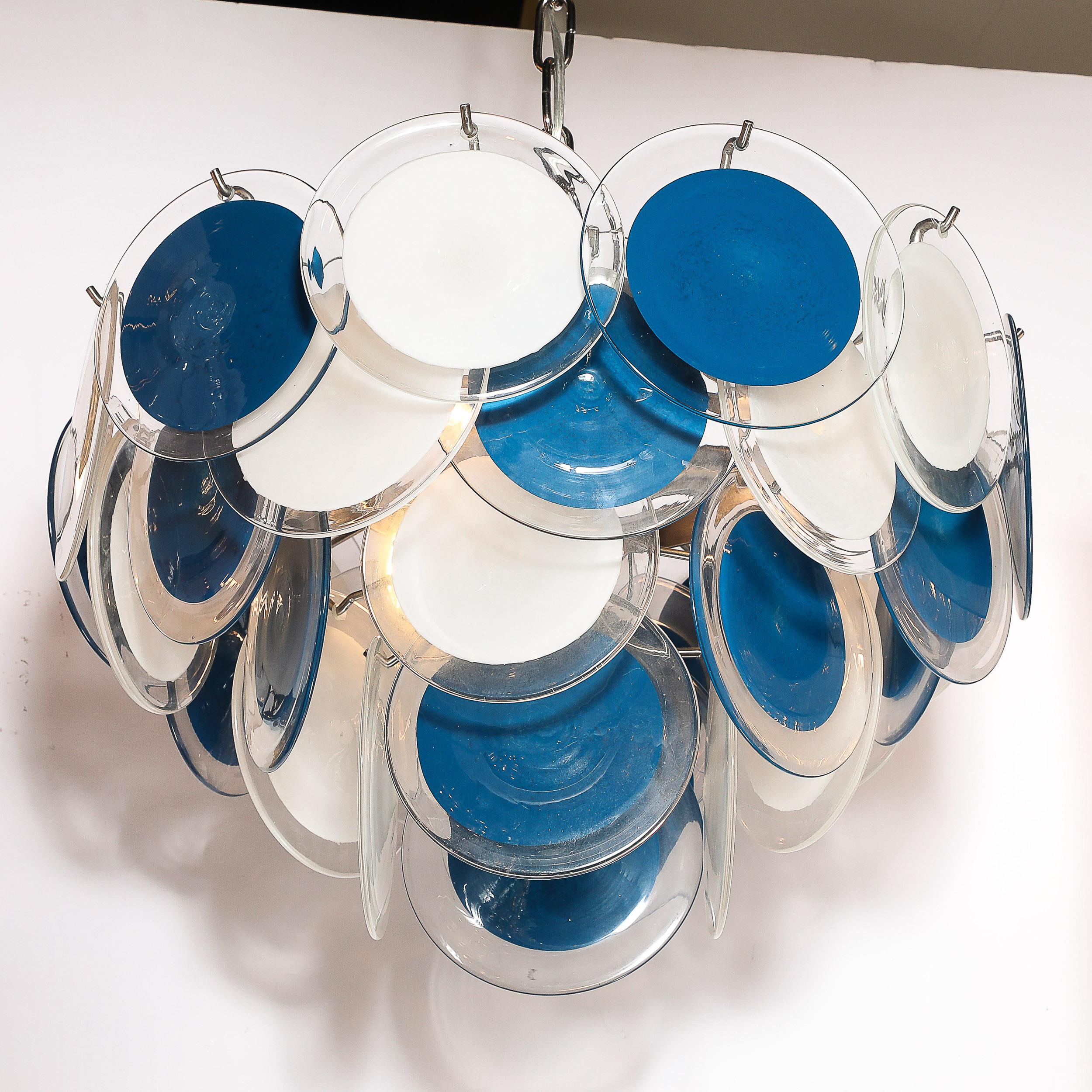 Italiano Lampadario a disco modernista a quattro livelli in vetro di Murano bianco e ceruleo in vendita