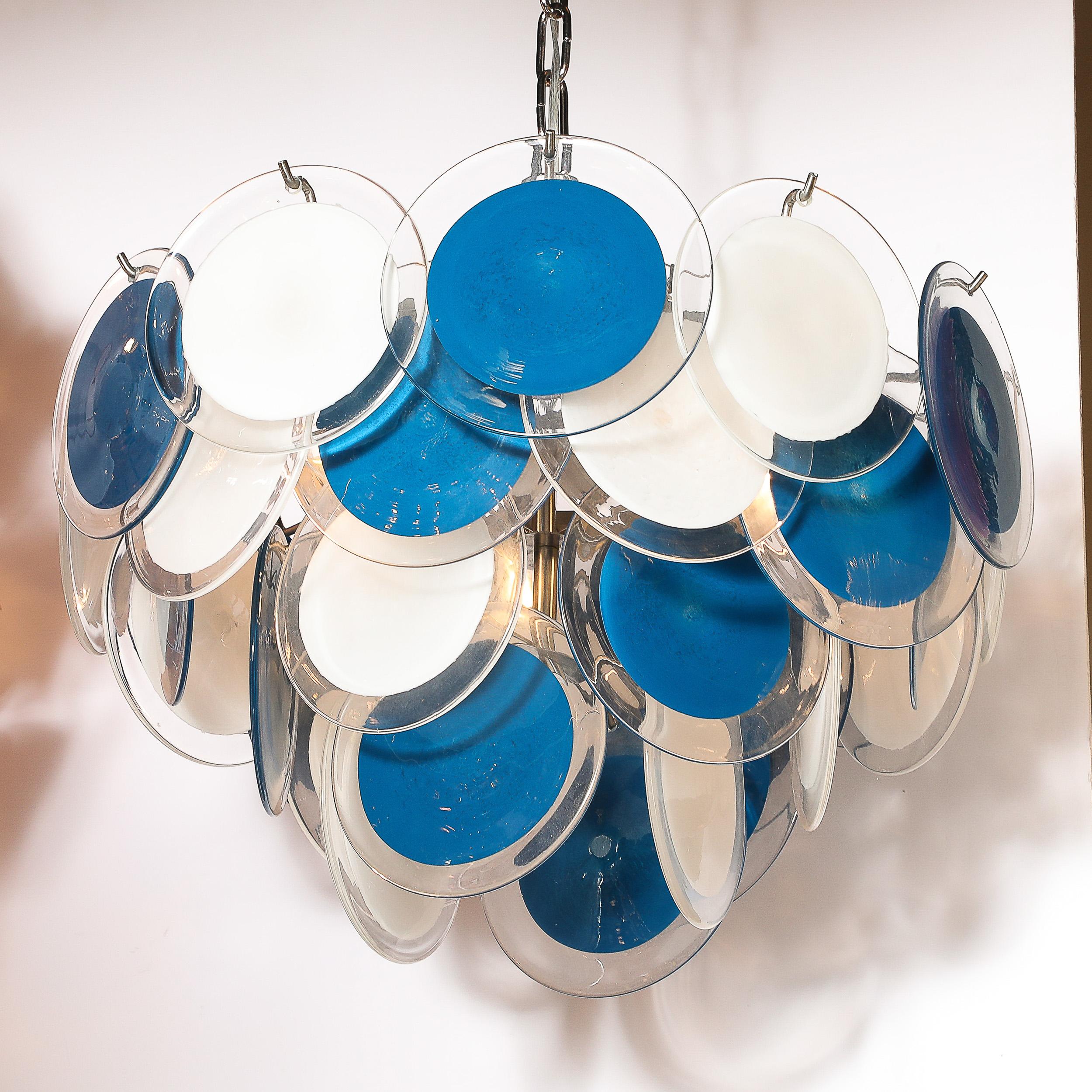 Vetro di Murano Lampadario a disco modernista a quattro livelli in vetro di Murano bianco e ceruleo in vendita