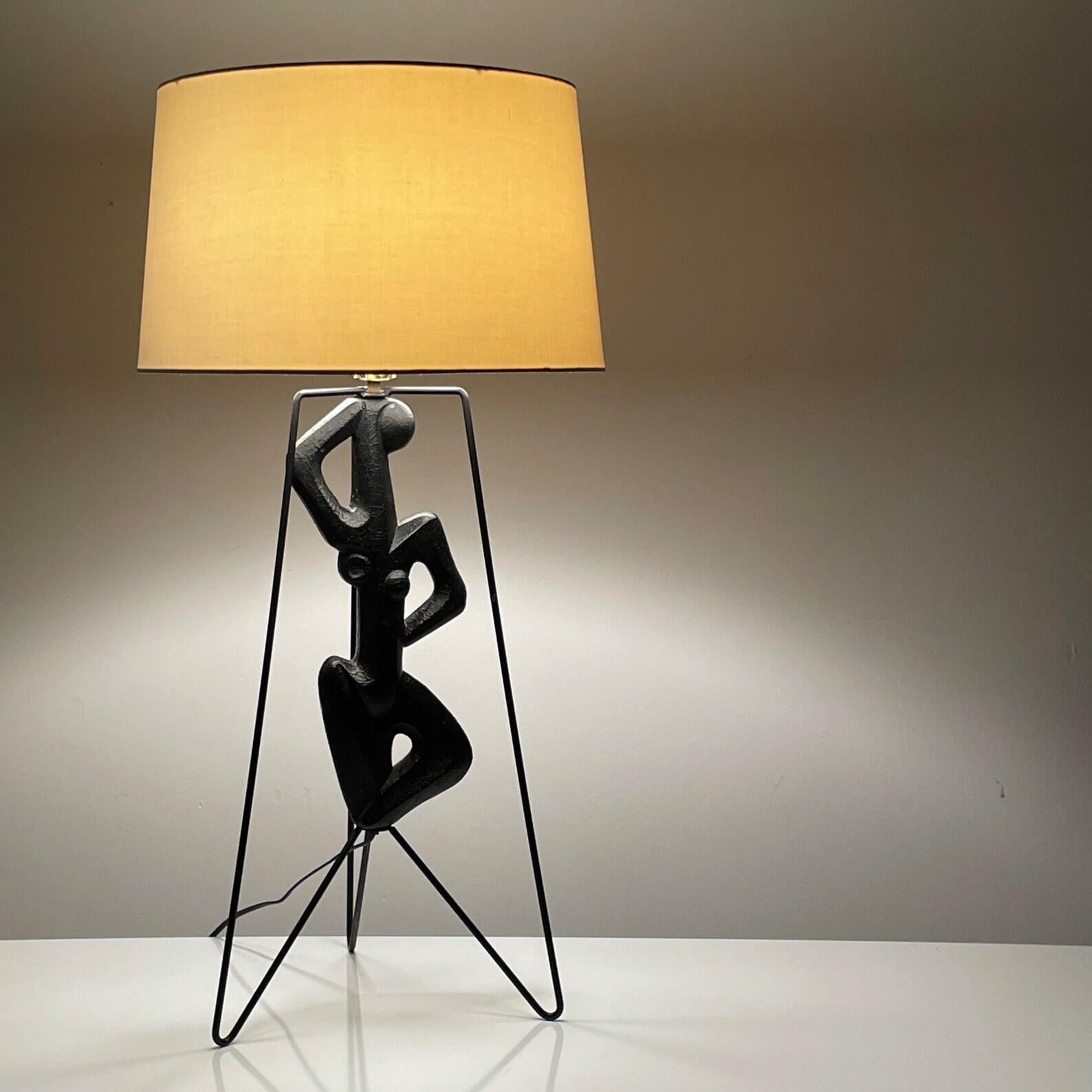 Rare table lamp designed by Frederic Weinberg circa 1950s
Cubist female figure in plaster with black finish, framed in an iron hairpin base.
Newer shade
