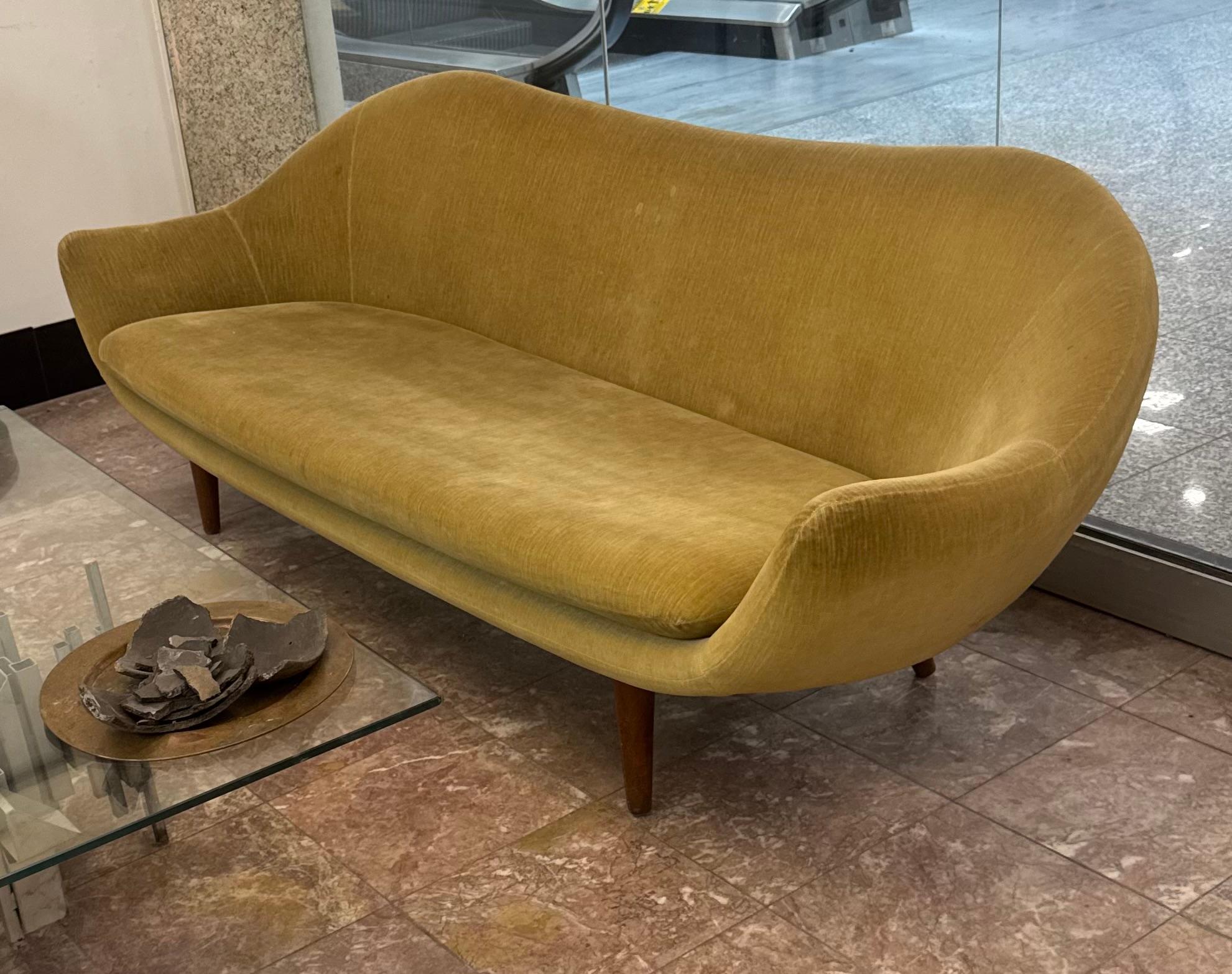 Erstaunliches und äußerst seltenes Sofa Modell 860, entworfen von Fredrik Kayser für Vatne Mobelfabrikk in Norwegen, 1960er Jahre.

Dieses Sofa hat eine schöne skulpturale Form und schlanke Linien, Teakholz Beine ..behält seine ursprüngliche grün /