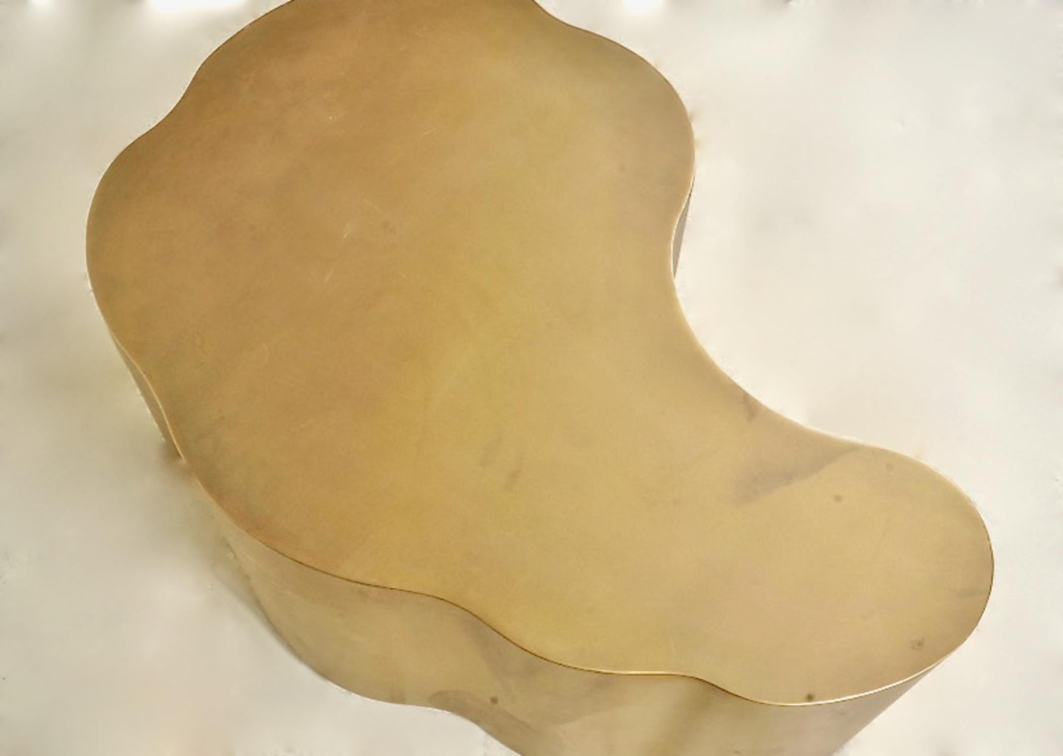 Moderne Table basse moderniste en laiton de forme libre, style Karl Springer en vente