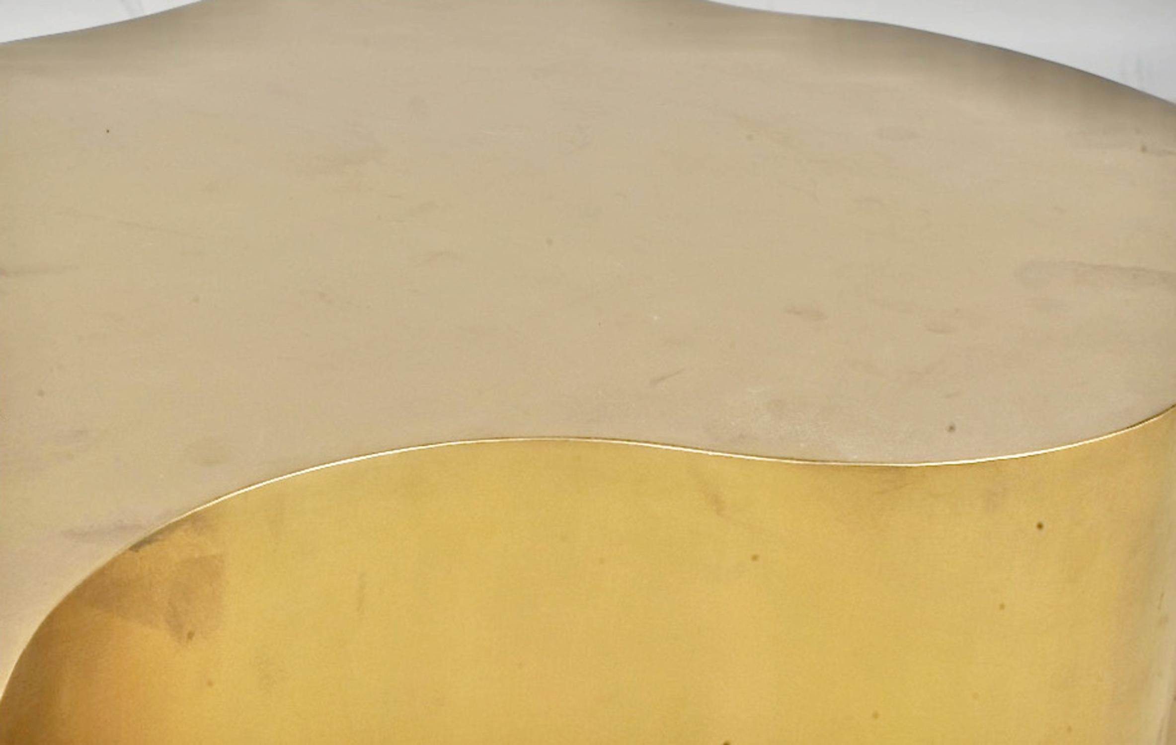 Laiton Table basse moderniste en laiton de forme libre, style Karl Springer en vente