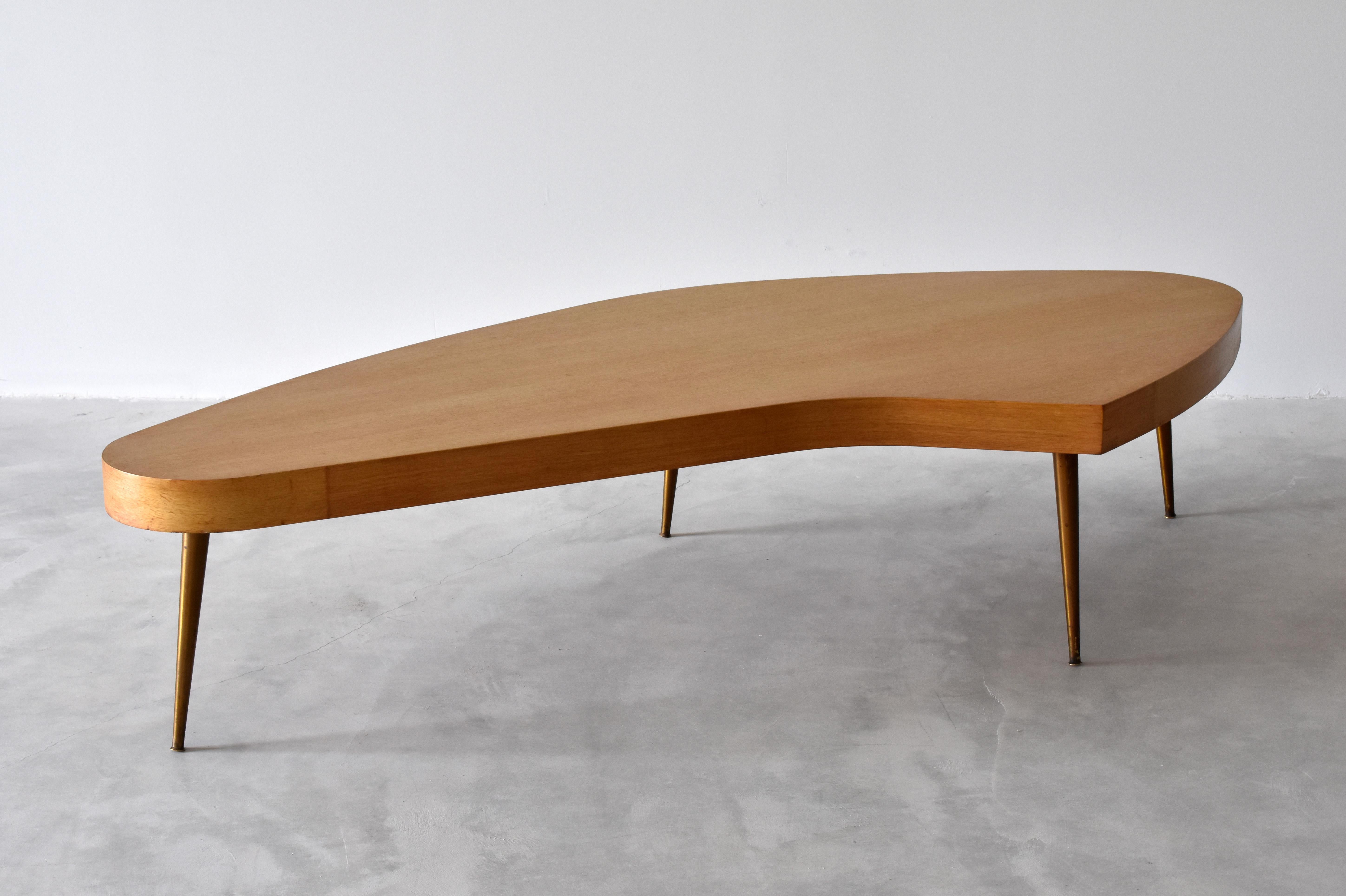 A modernist free-form or organic coffee or cocktail table, America, circa 1950s. In original condition, bearing beautiful patina. 

Designer transforms the kidney-shaped tabletop, a recurring theme in American decorative arts, into a progressive