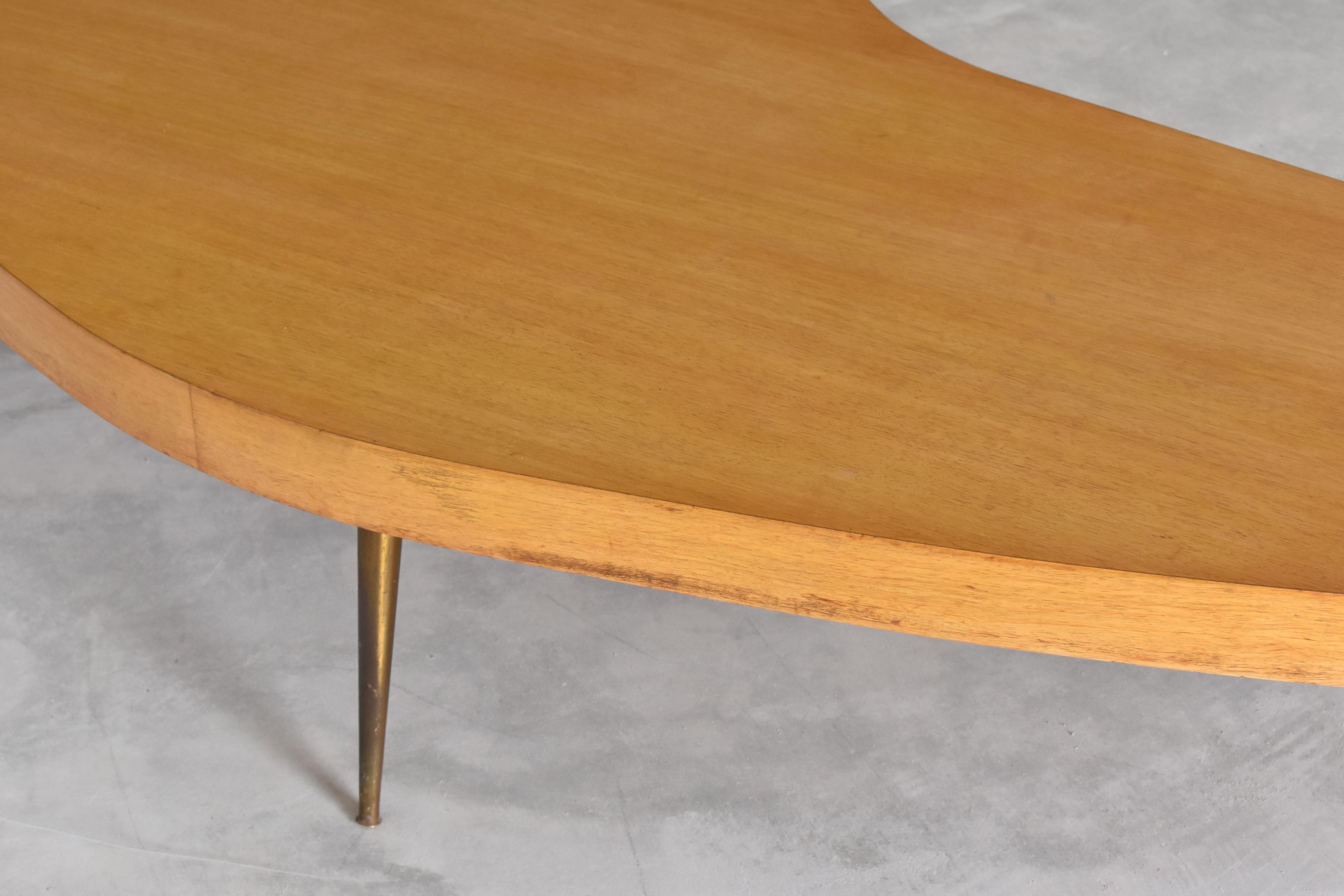 Modernist Free-Form Coffee or Cocktail Table, Oak, Brass Legs, America, 1950s In Good Condition In High Point, NC