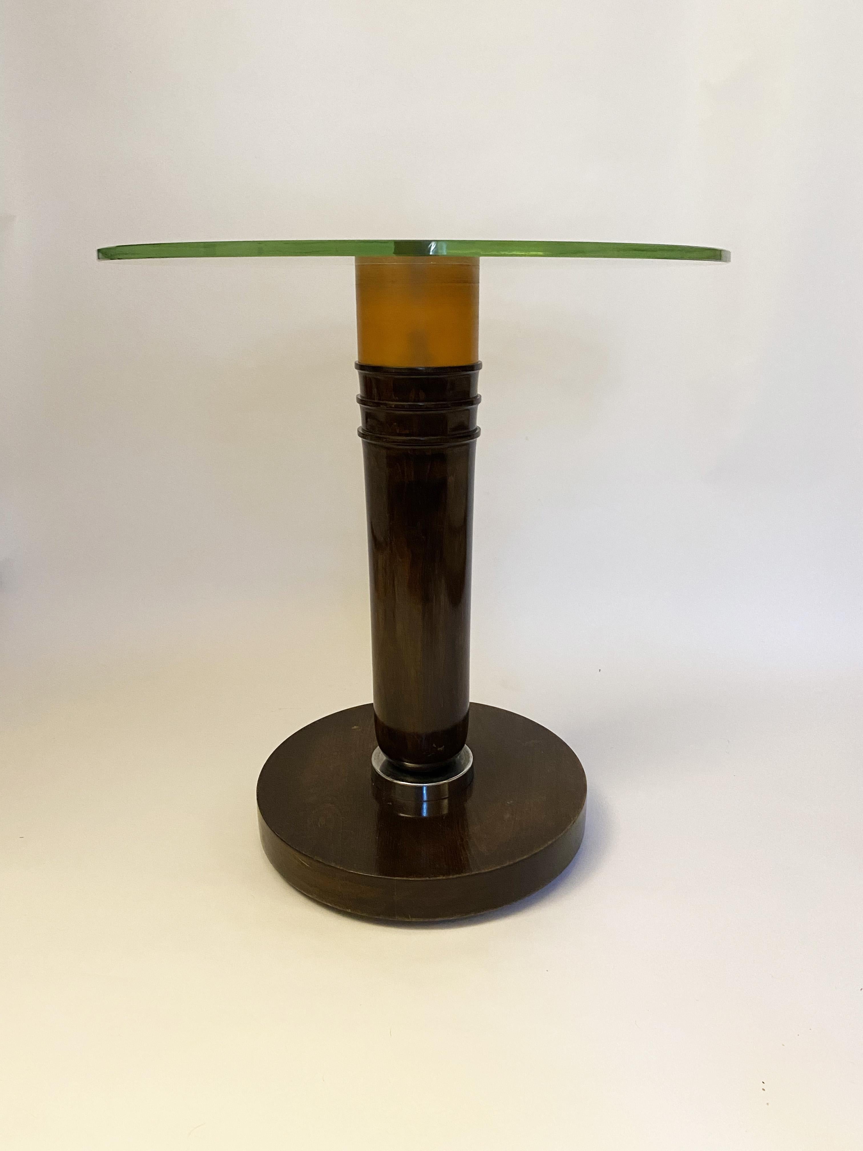 Table d'appoint Art Déco moderniste française dans le style de Djo Bourgeois, années 1930.
Bois, métal, verre et matière synthétique (la partie orange).
 