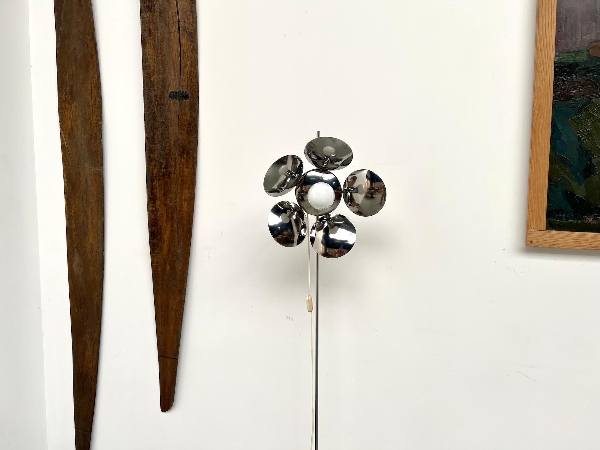 Modernist french chrome flower-shaped floor lamp, circa 1970 In Good Condition For Sale In LYON, FR