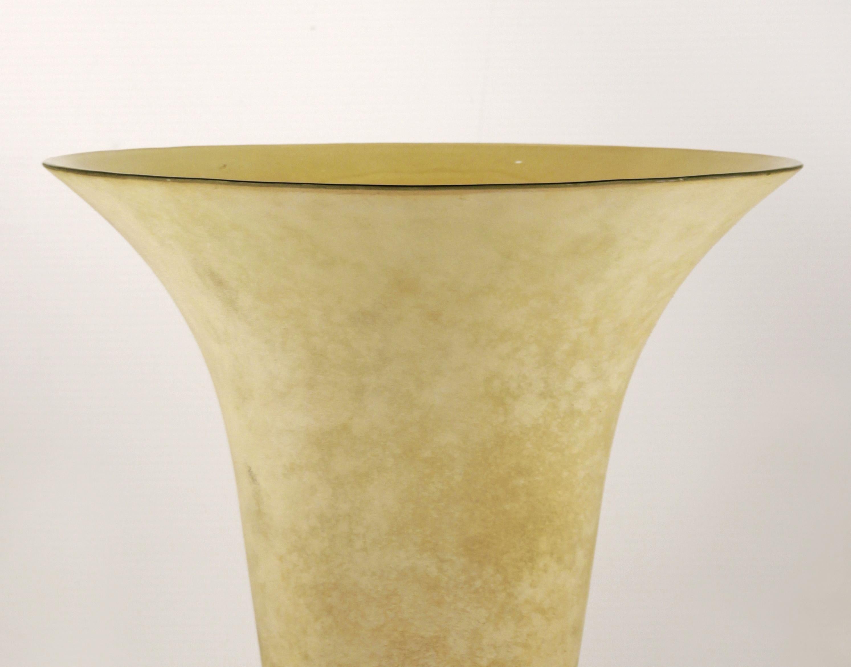 Art Nouveau Vaso largo in vetro smerigliato con piede a tromba in stile modernista francese di André Groult in vendita