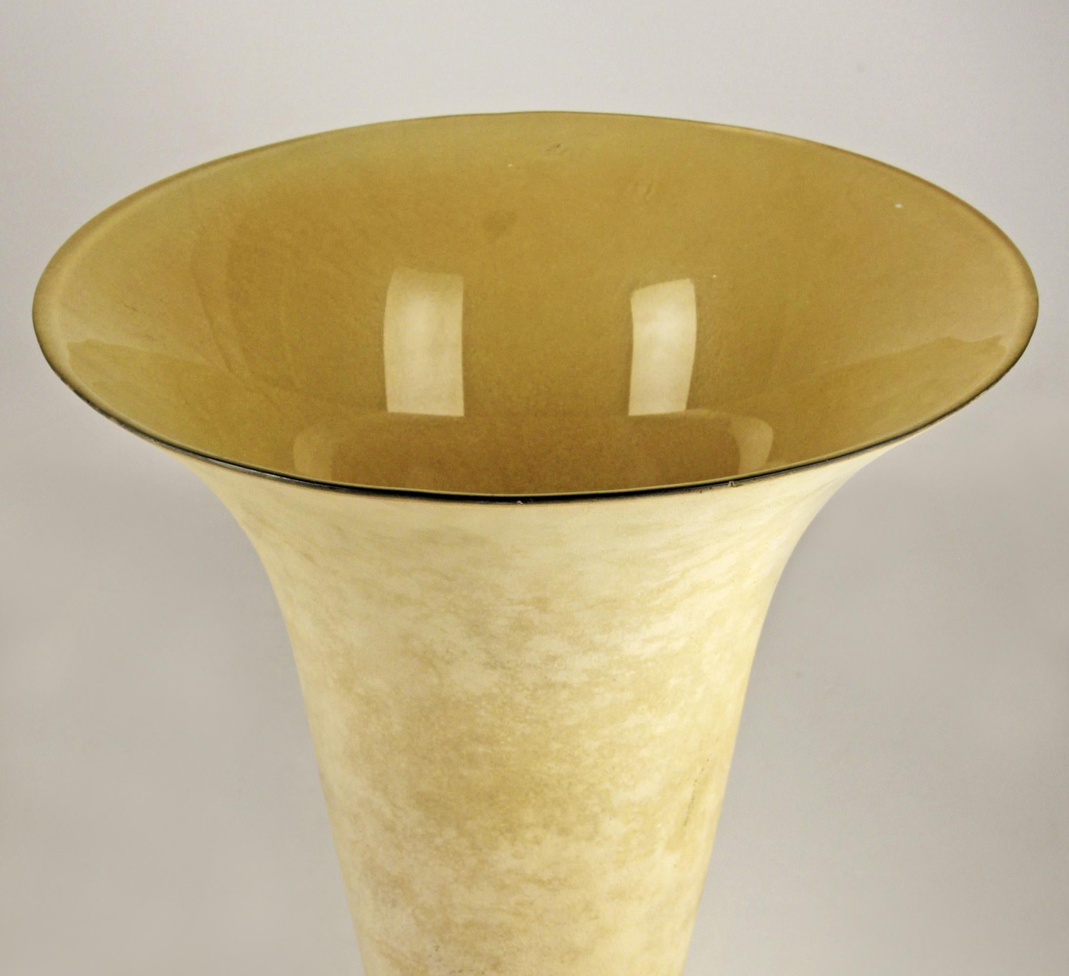 Vaso largo in vetro smerigliato con piede a tromba in stile modernista francese di André Groult In condizioni buone in vendita a North Miami, FL