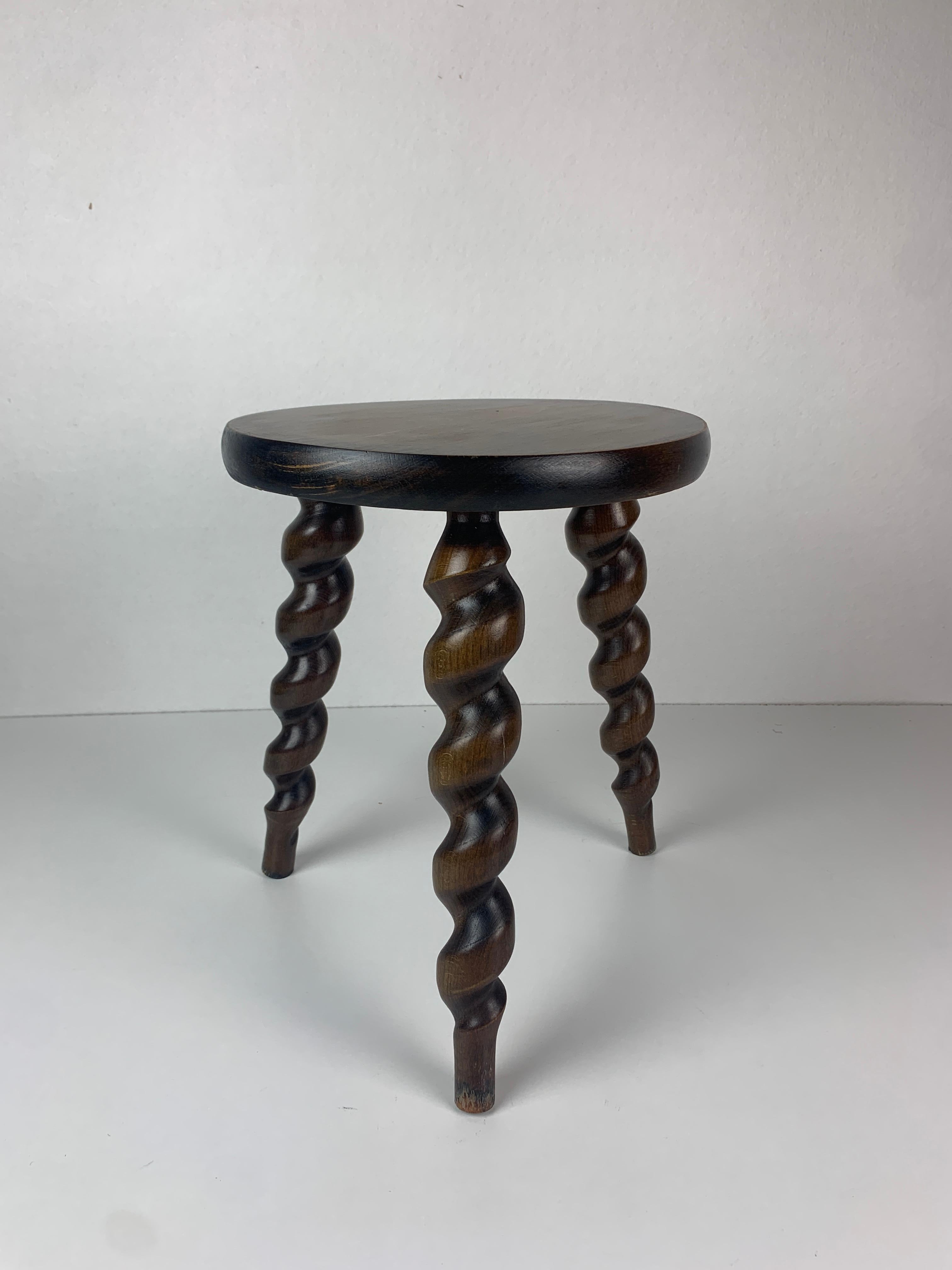 Taburete de granja modernista francés con maravillosas patas de tornillo de corcho, años 50. Este taburete está en un magnífico estado vintage, con sólo algunos pequeños desgastes. El asiento tiene un diámetro de unos 26 cm.