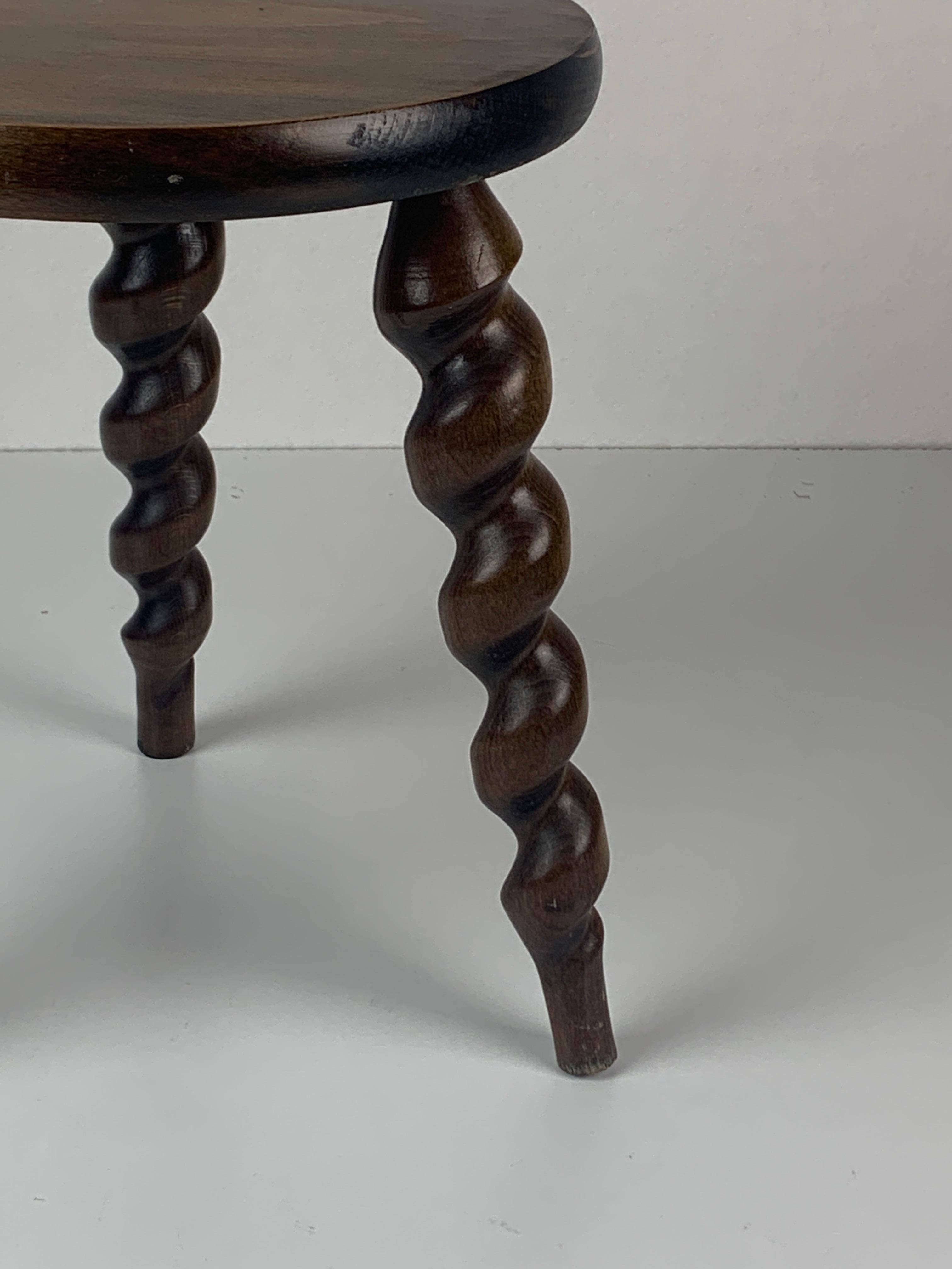 Taburete de granja francés modernista con patas de tornillo de corcho, años 50 Roble