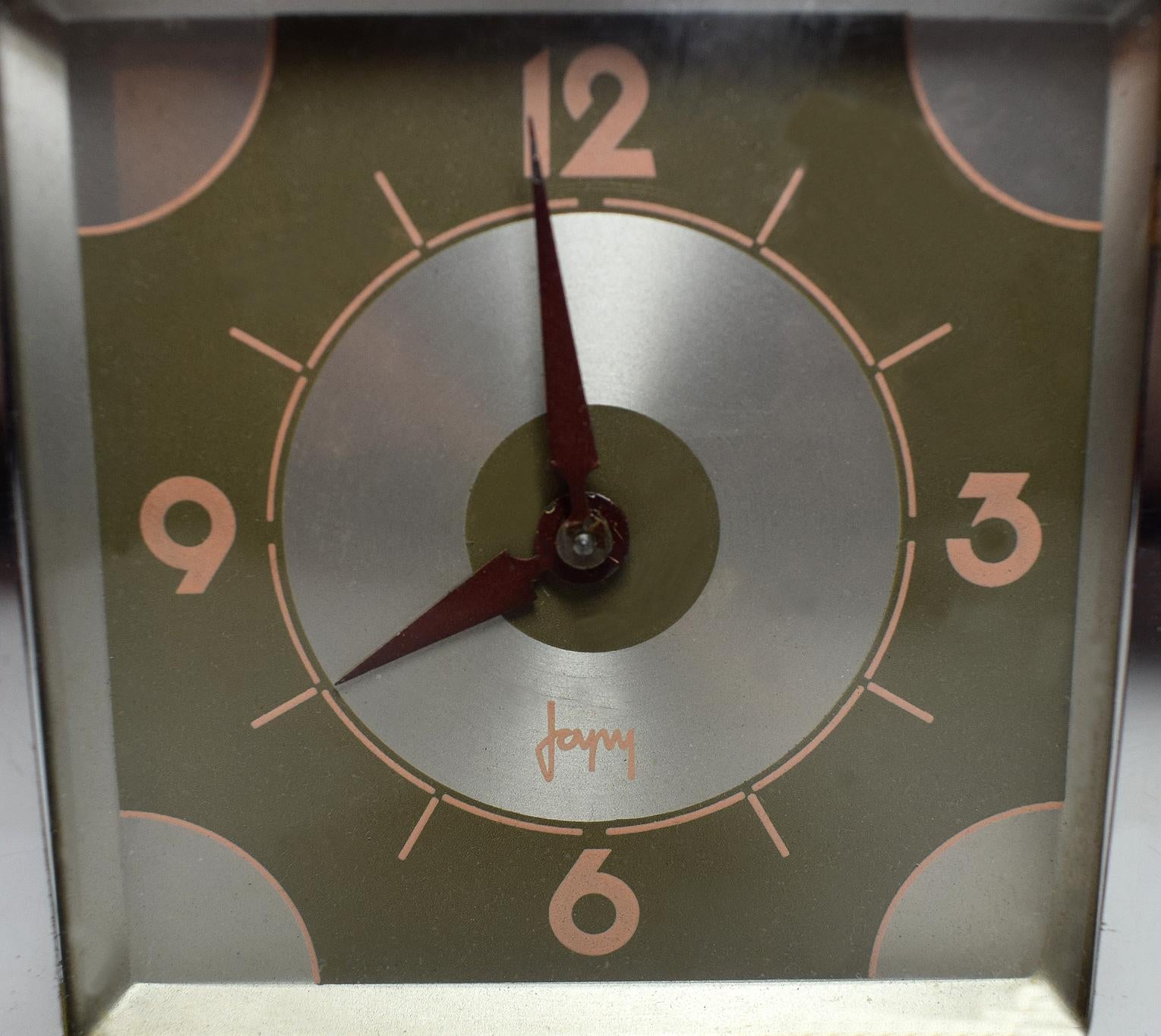 Es ist fast drei Jahre her, seit wir diese Uhr das letzte Mal auf Lager hatten, also ist sie ziemlich selten und wir freuen uns, Ihnen diese sehr attraktive und absolut authentische Art Deco Uhr aus rosa Glas und Chrom von Japy aus den 1930er Jahren