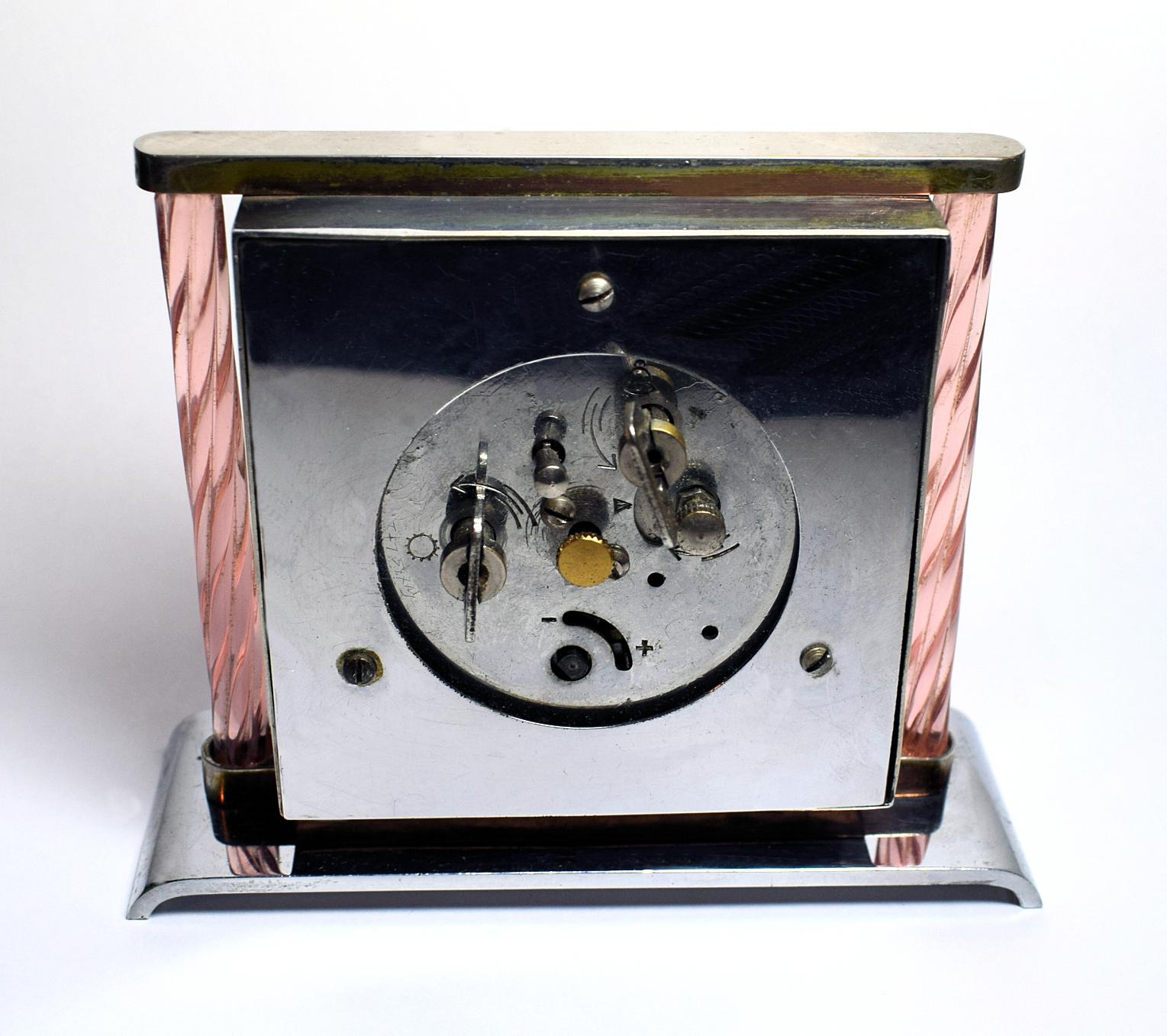 Französische Art-Déco-Uhr aus Glas und Chrom im modernistischen Stil (20. Jahrhundert) im Angebot