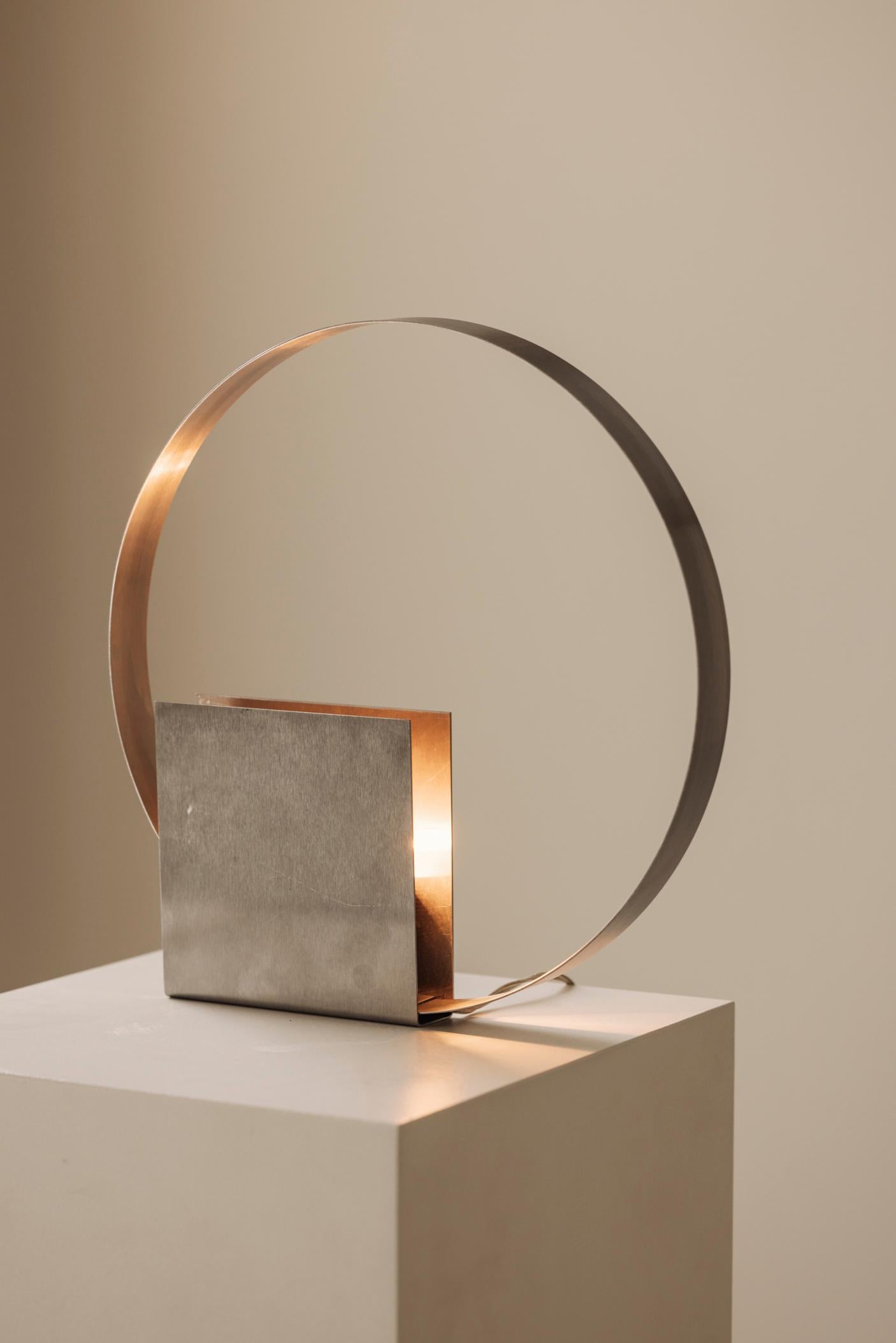 Modernistische französische Tischleuchte aus gebürstetem Metall aus den 1970er Jahren. im Angebot 4