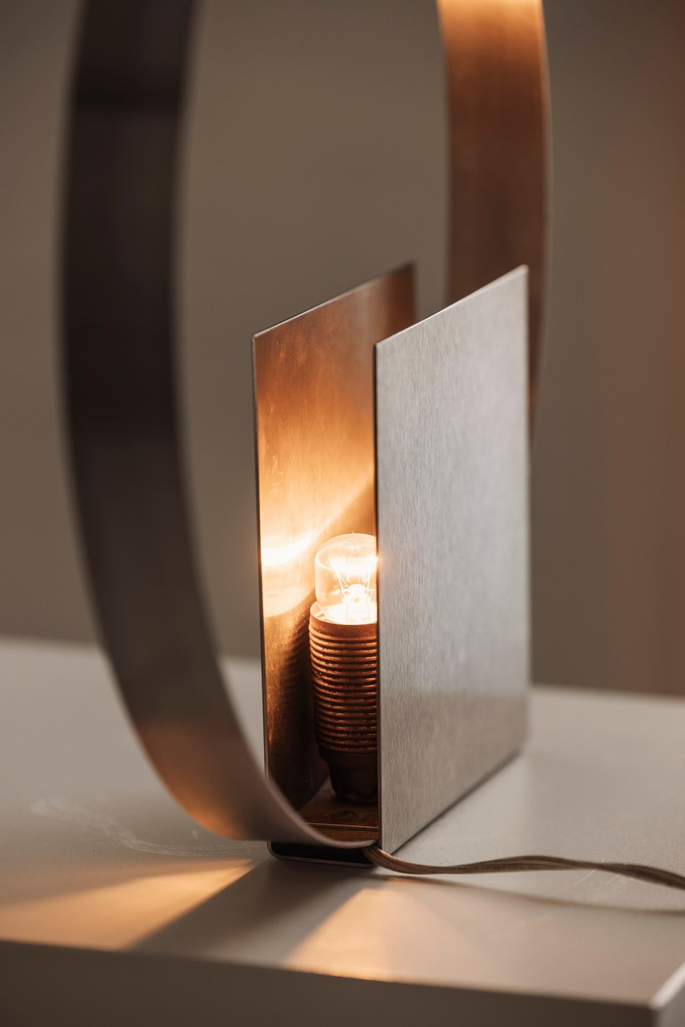 Modernistische französische Tischleuchte aus gebürstetem Metall aus den 1970er Jahren. im Angebot 5
