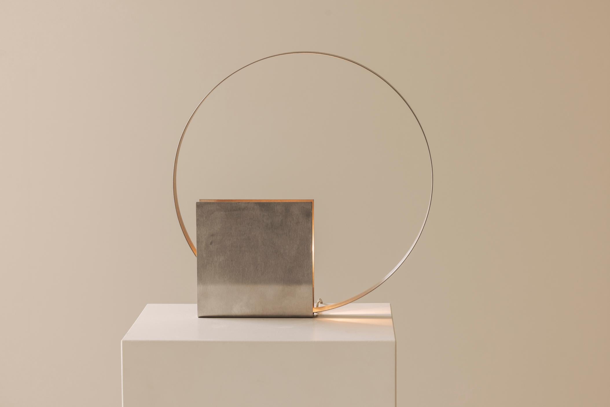 Modernistische französische Tischleuchte aus gebürstetem Metall aus den 1970er Jahren. im Angebot 7