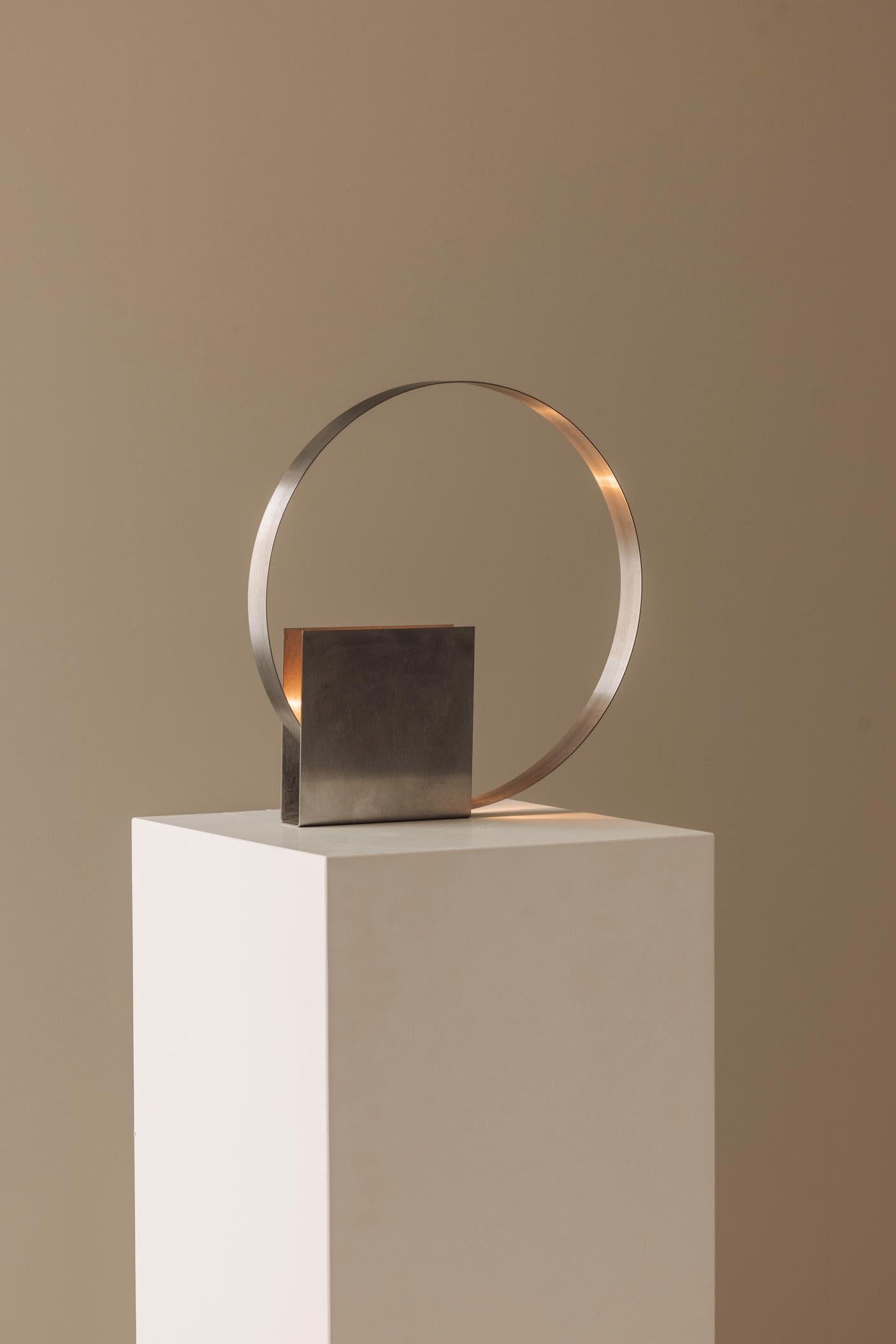 Modernistische französische Tischleuchte aus gebürstetem Metall aus den 1970er Jahren. (Ende des 20. Jahrhunderts) im Angebot