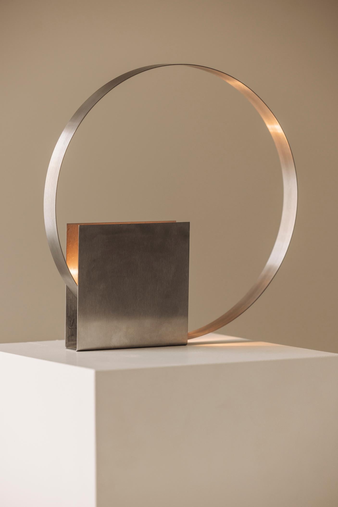 Modernistische französische Tischleuchte aus gebürstetem Metall aus den 1970er Jahren. im Angebot 1