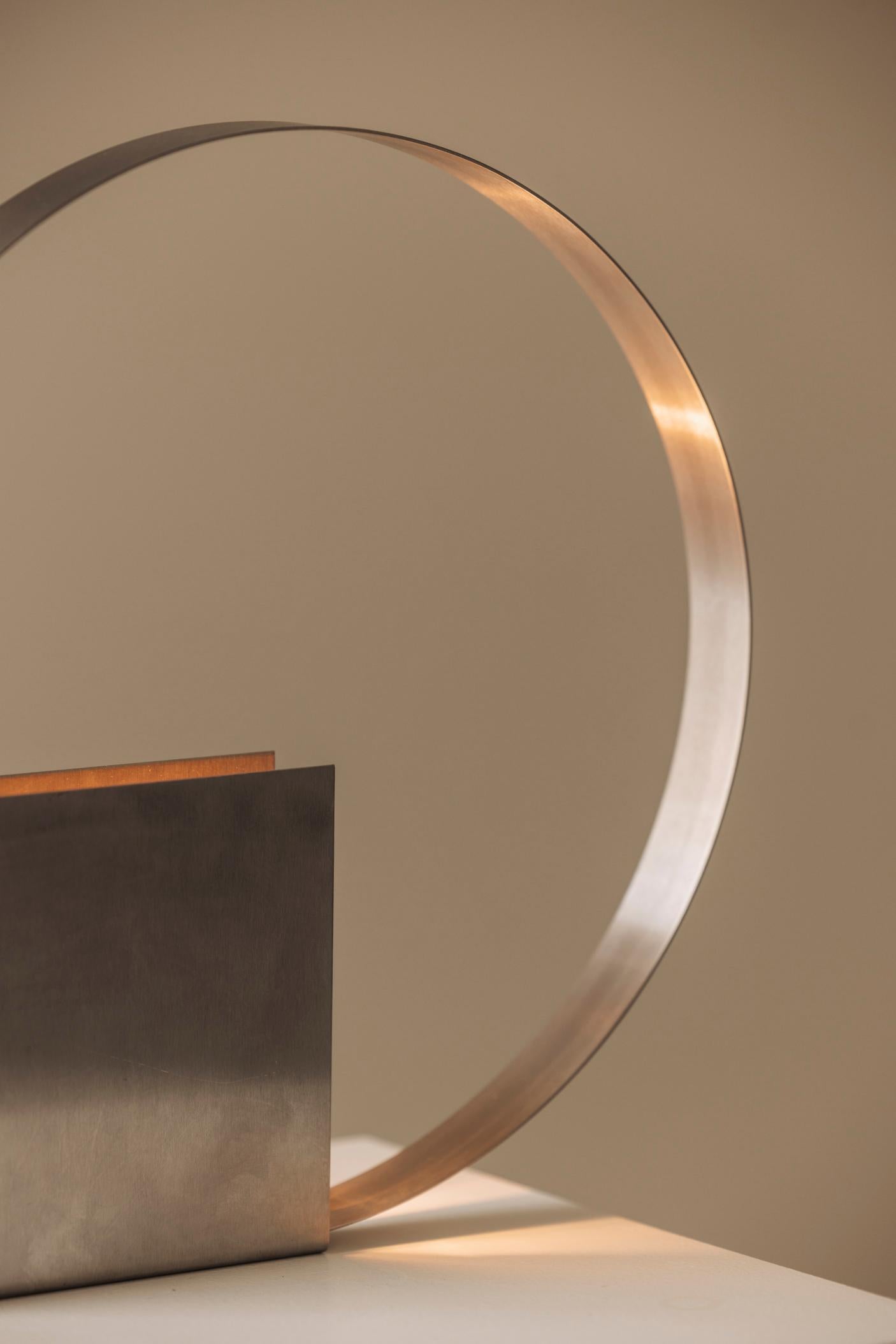 Modernistische französische Tischleuchte aus gebürstetem Metall aus den 1970er Jahren. im Angebot 2