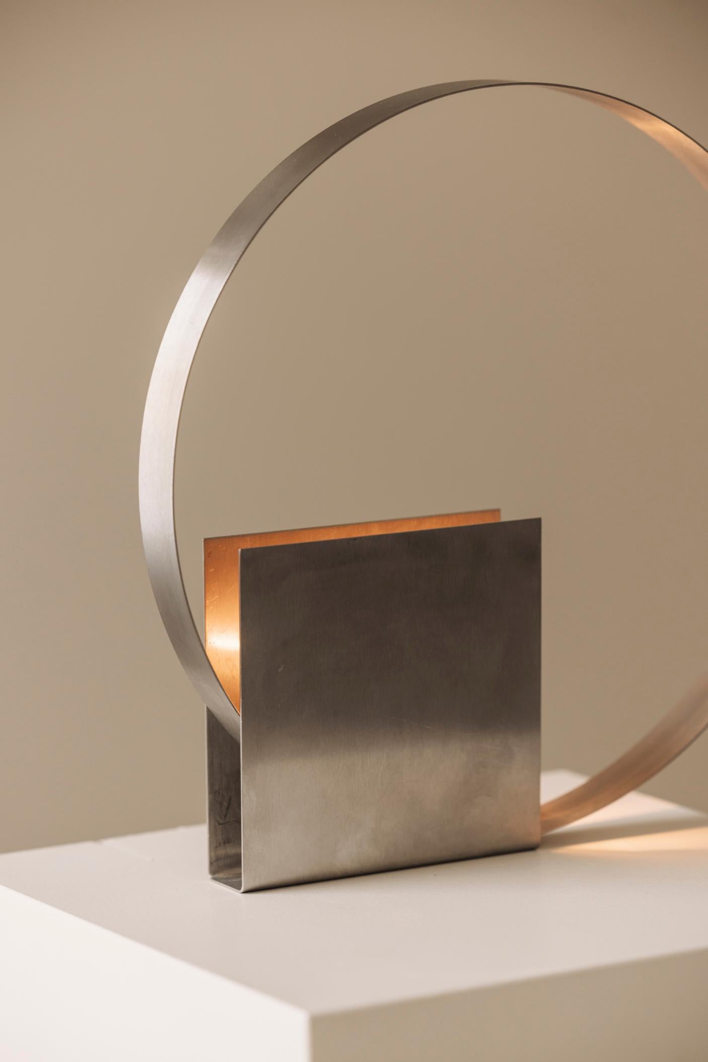 Modernistische französische Tischleuchte aus gebürstetem Metall aus den 1970er Jahren. im Angebot 3