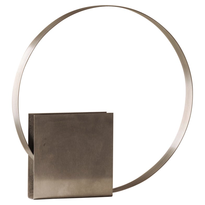 Modernistische französische Tischleuchte aus gebürstetem Metall aus den 1970er Jahren. im Angebot