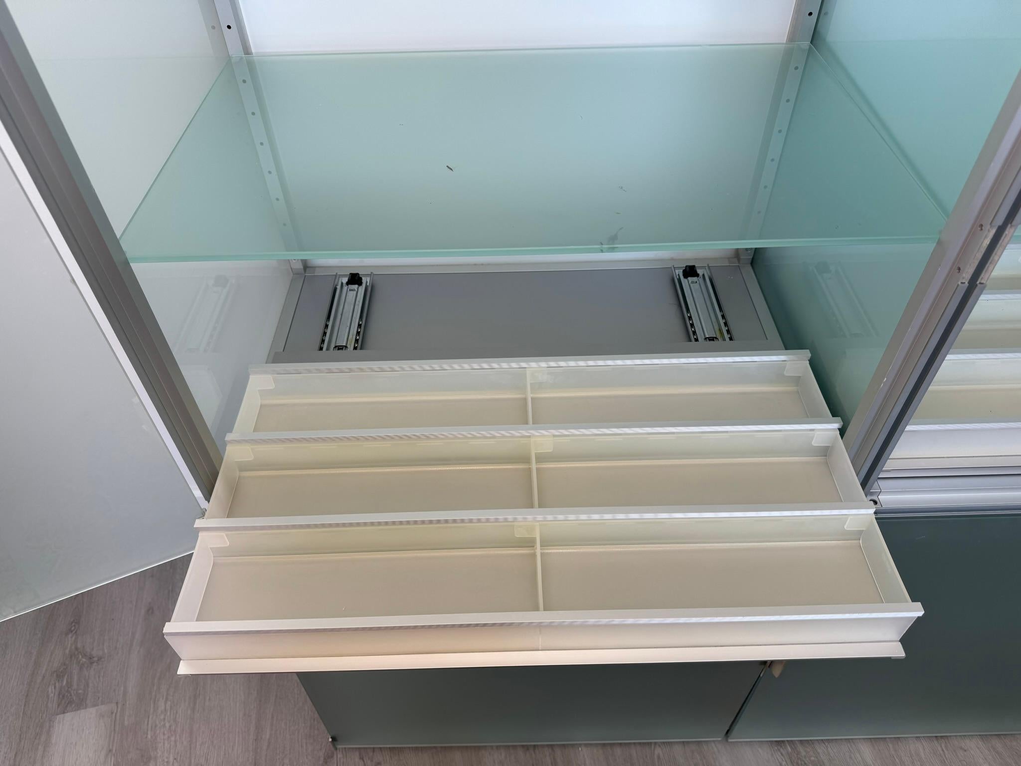 Unidad de almacenaje modernista de vidrio esmerilado y aluminio by interlübke, Alemania en venta 3