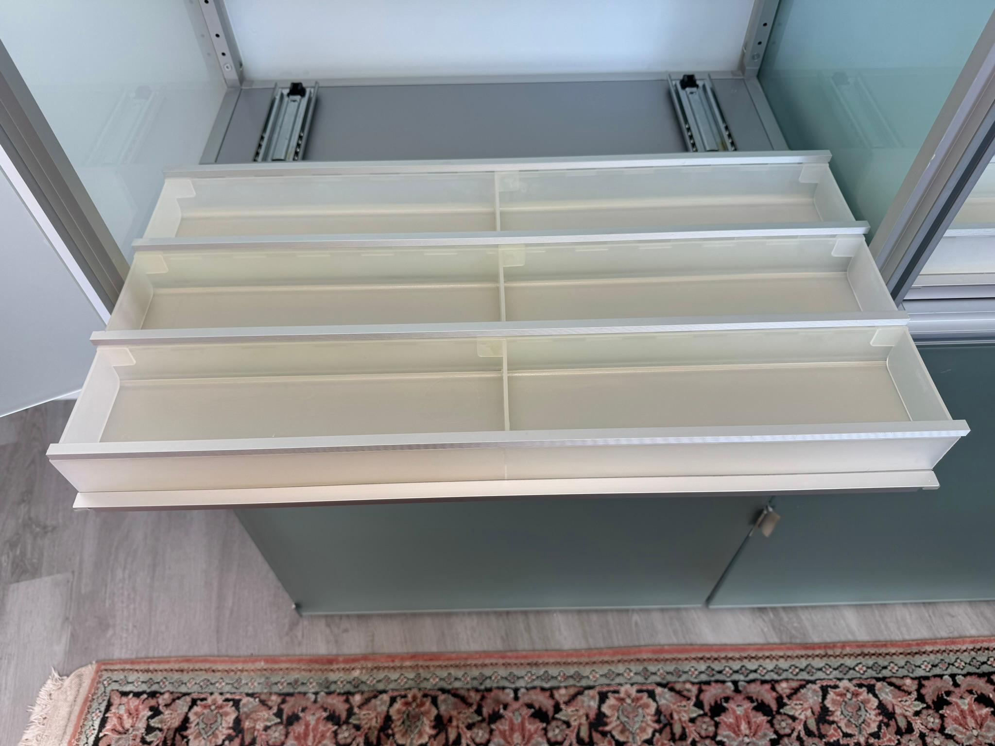 Unidad de almacenaje modernista de vidrio esmerilado y aluminio by interlübke, Alemania en venta 4