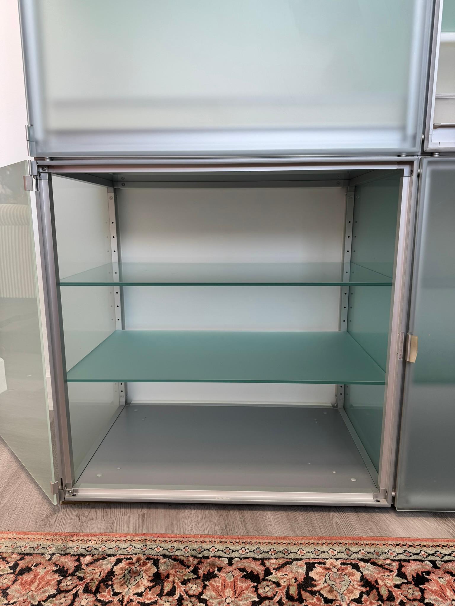Unidad de almacenaje modernista de vidrio esmerilado y aluminio by interlübke, Alemania en venta 5