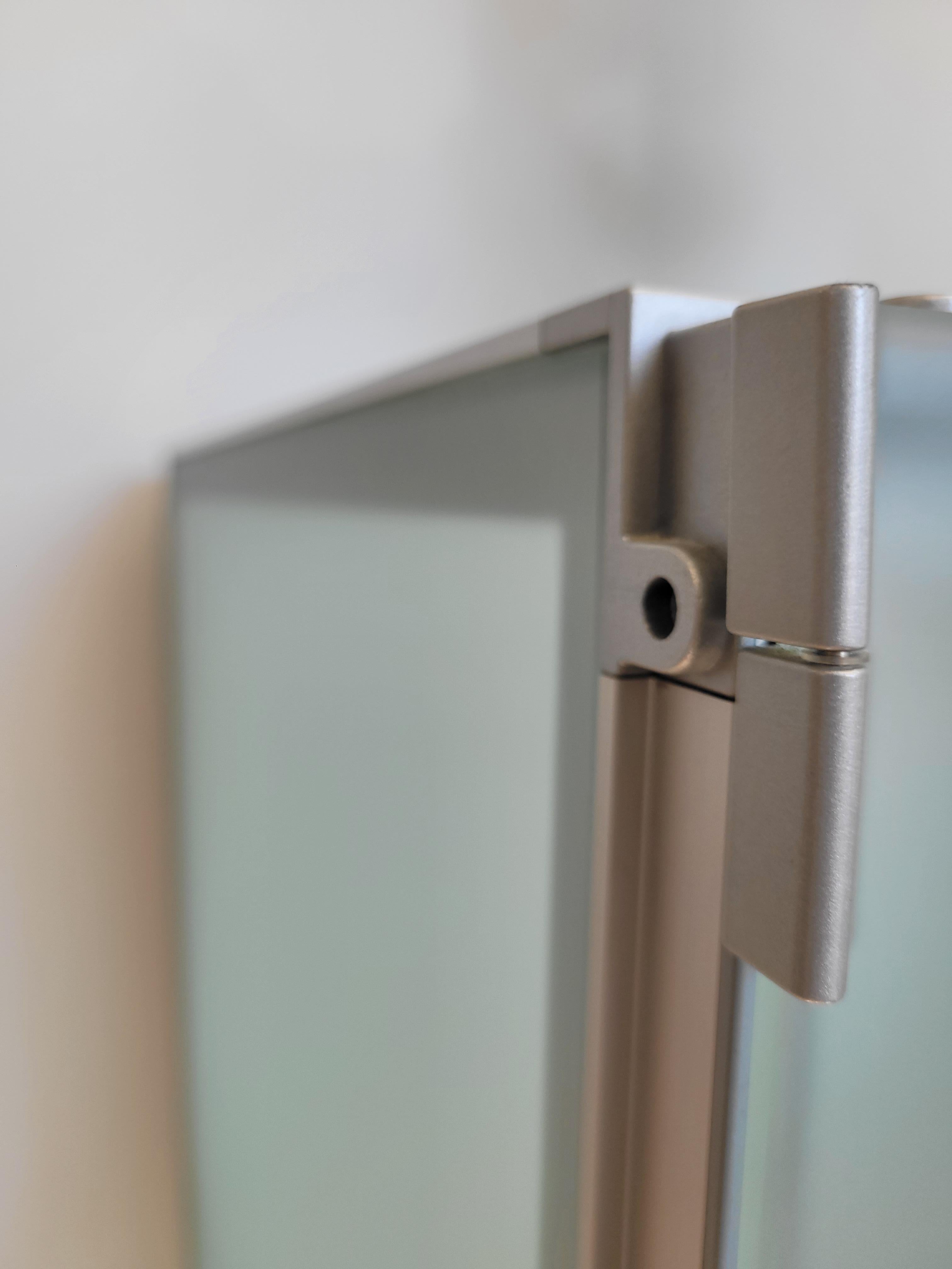 Unidad de almacenaje modernista de vidrio esmerilado y aluminio by interlübke, Alemania en venta 7