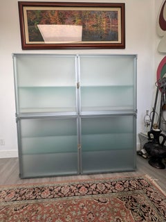 Unidad de almacenaje modernista de vidrio esmerilado y aluminio by interlübke, Alemania