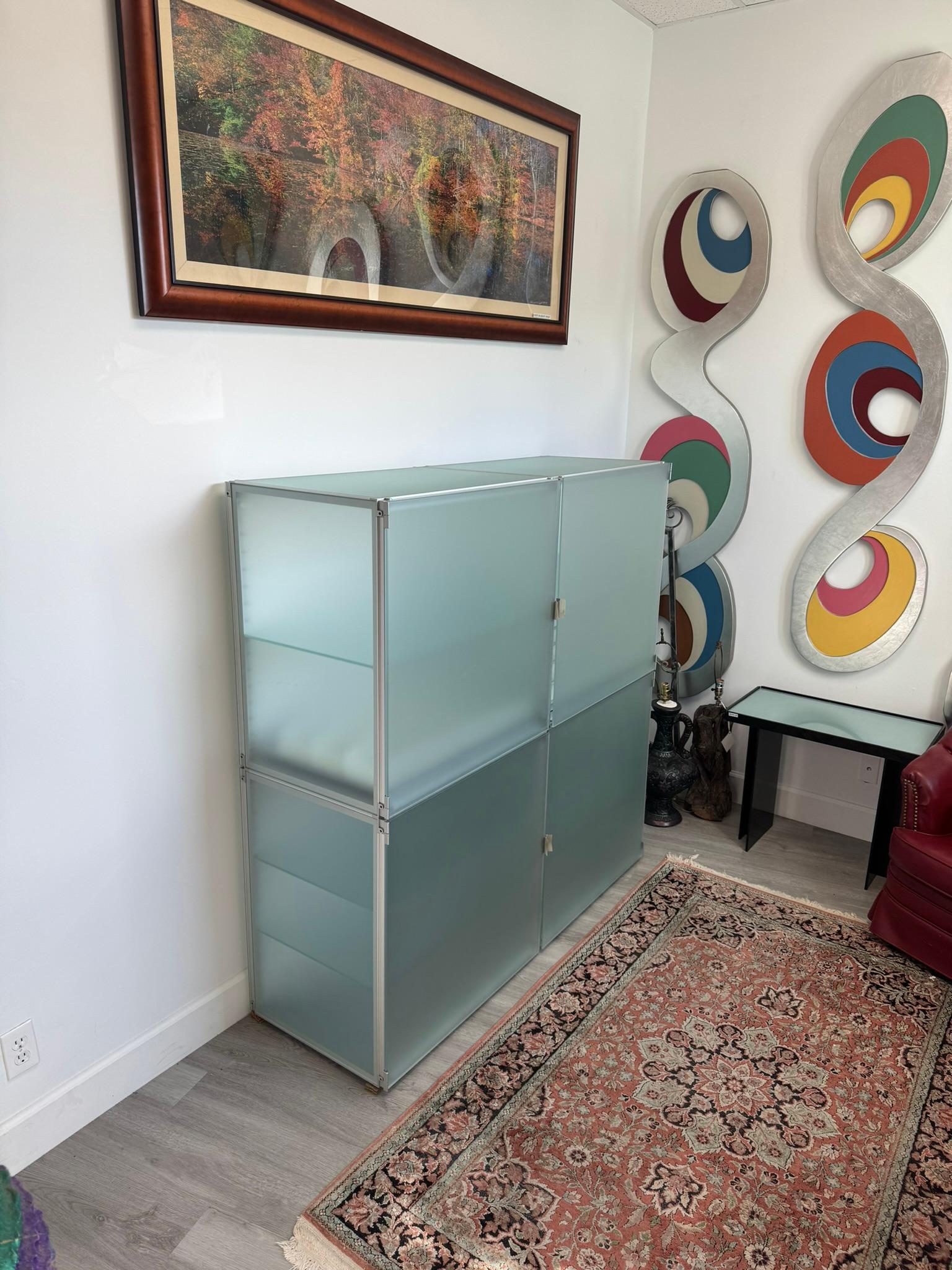 Unidad de almacenaje modernista de vidrio esmerilado y aluminio by interlübke, Alemania Alemán en venta