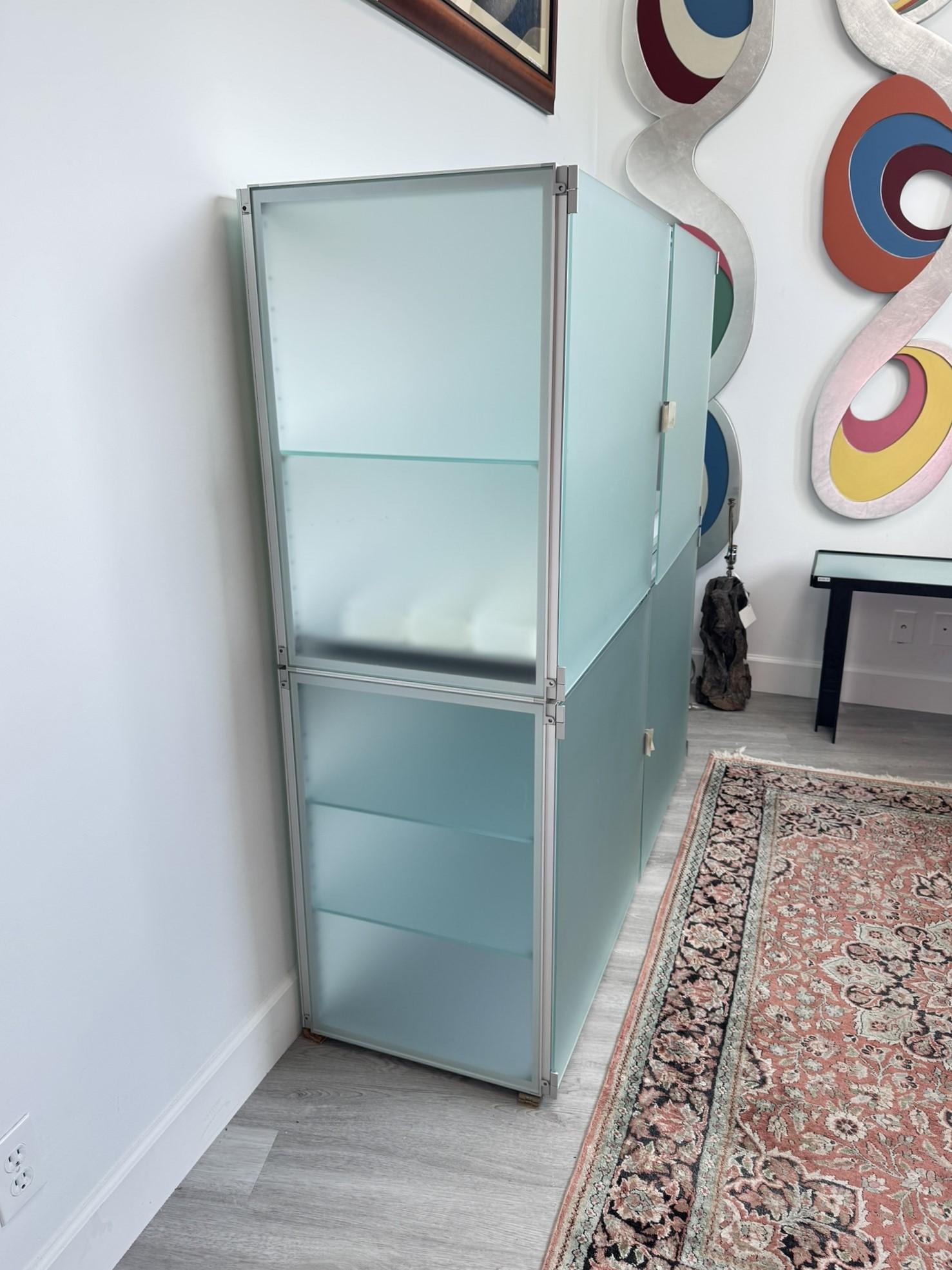 Unidad de almacenaje modernista de vidrio esmerilado y aluminio by interlübke, Alemania en Bueno estado para la venta en North Palm Beach, FL