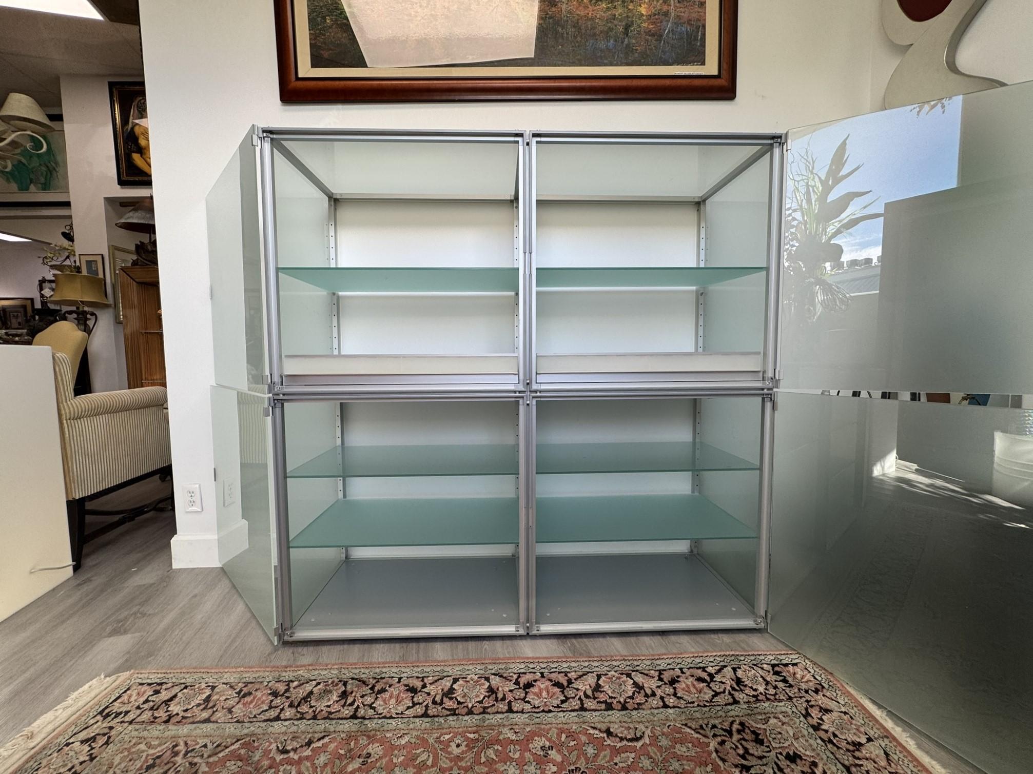 Unidad de almacenaje modernista de vidrio esmerilado y aluminio by interlübke, Alemania en venta 1