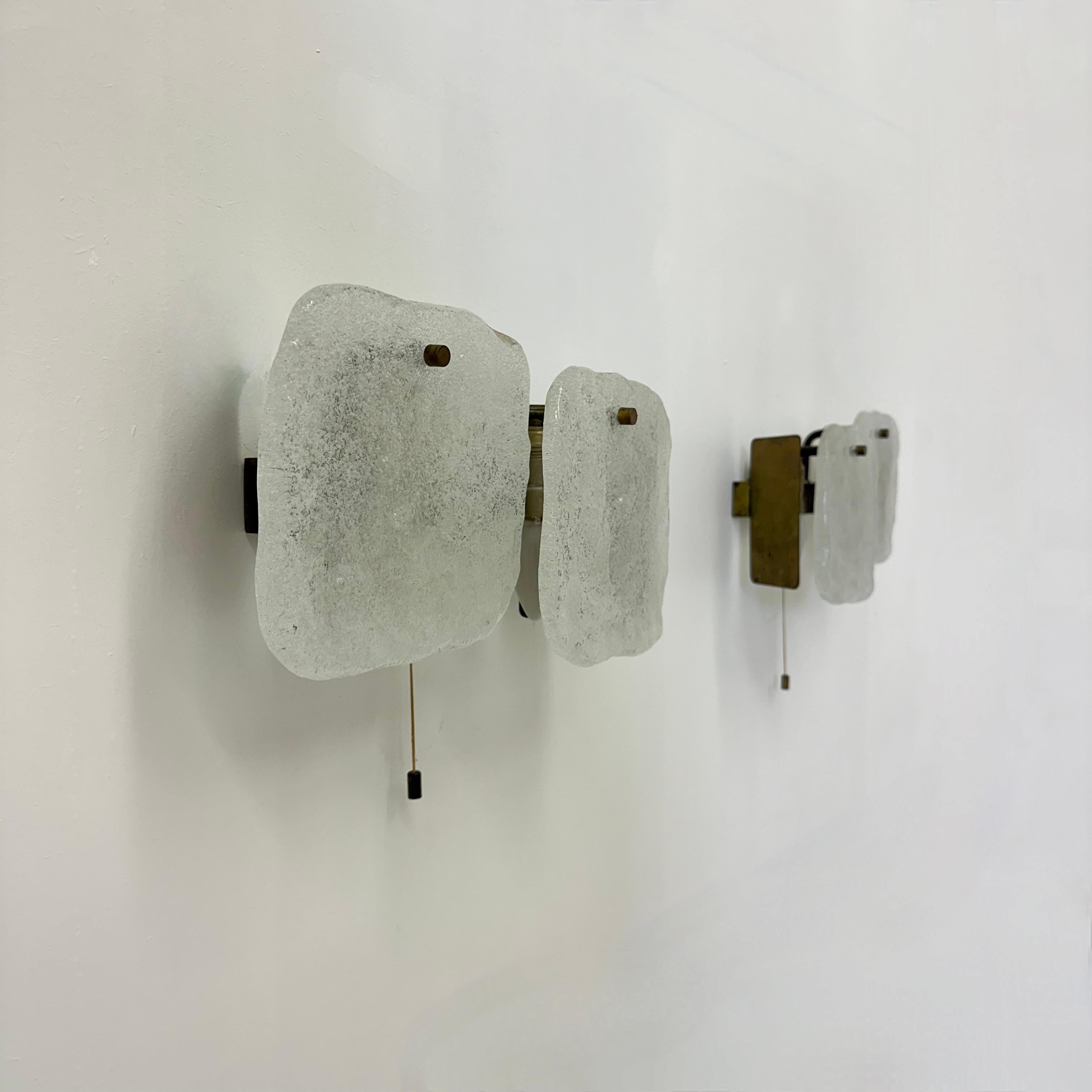 Modernist Frosted Ice Glass Wall Lamp attributed to J. T. Kalmar for Kalmar, 196 In Good Condition For Sale In Delft, NL